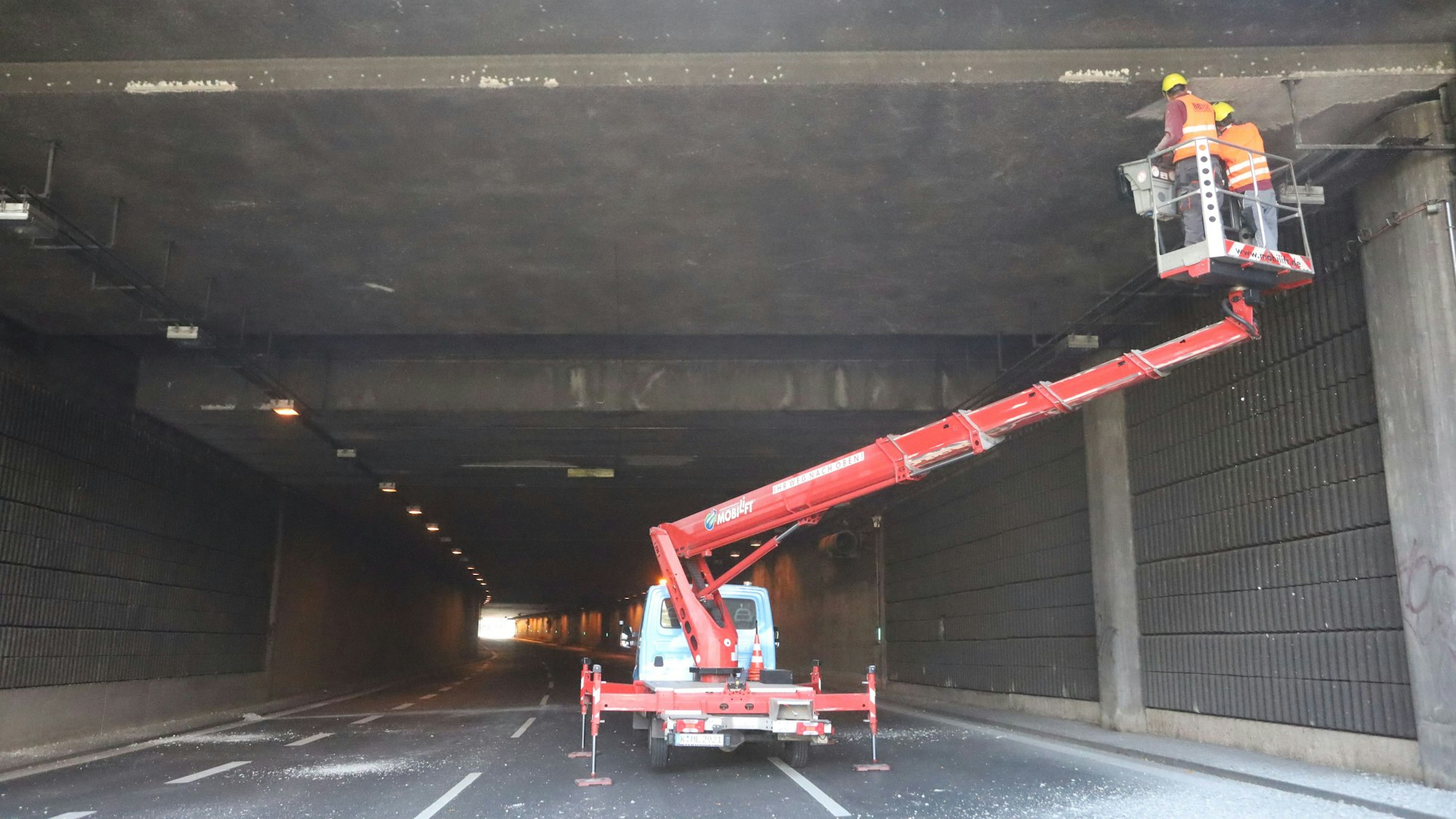 19.09.2025, Köln: Die stadtauswärts führenden Fahrspuren im Straßentunnel Herkulesstraße mussten ungeplant gesperrt werden, da sich Teile der Deckenverkleidung gelöst haben. Foto: Arton Krasniqi