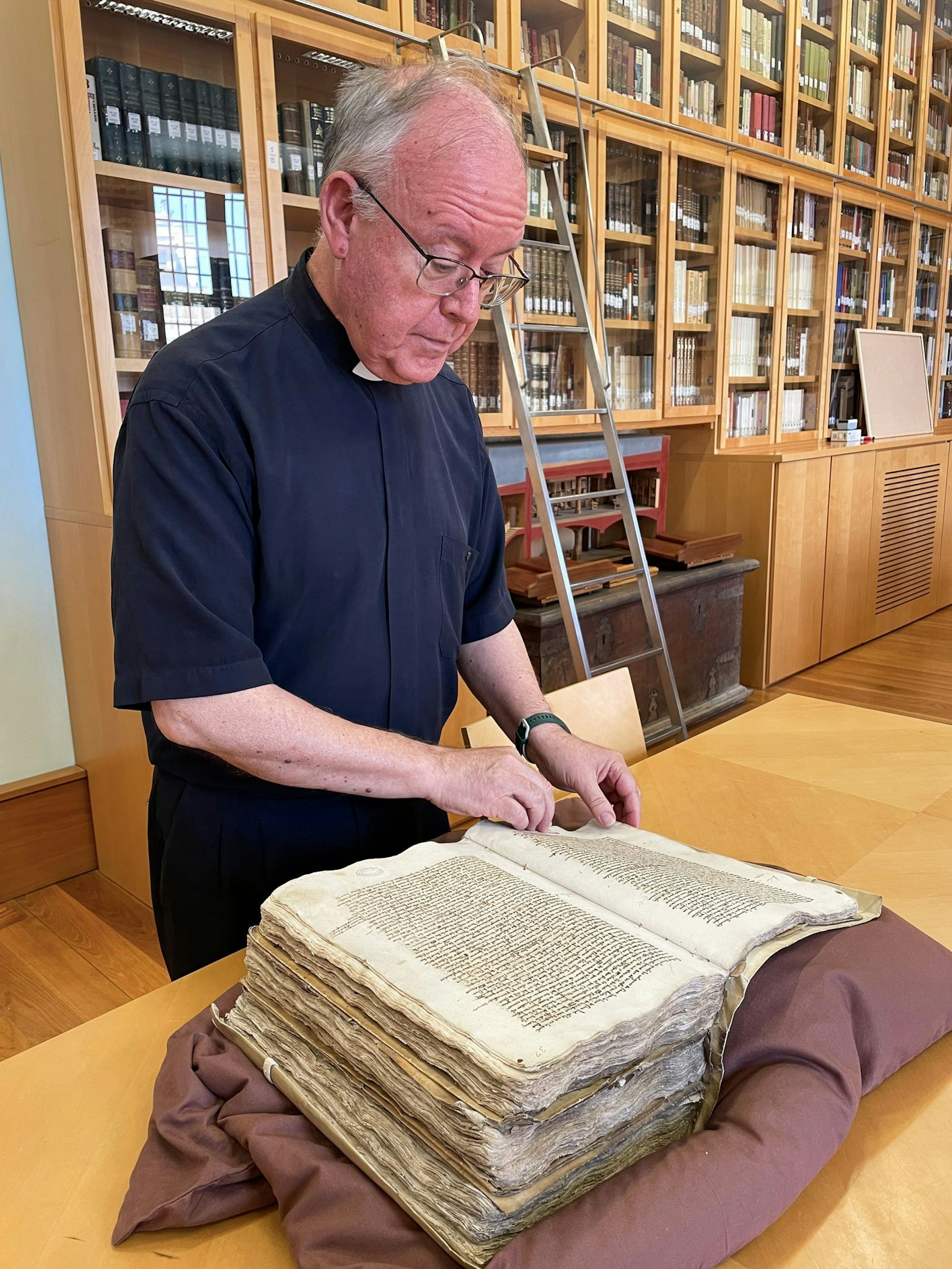 Mit alten Quellen: Kathedralen-Archivar Vicente Pons zeigt ein Registerbuch, das die Übergabe des Grals an die Kathedrale belegen soll.