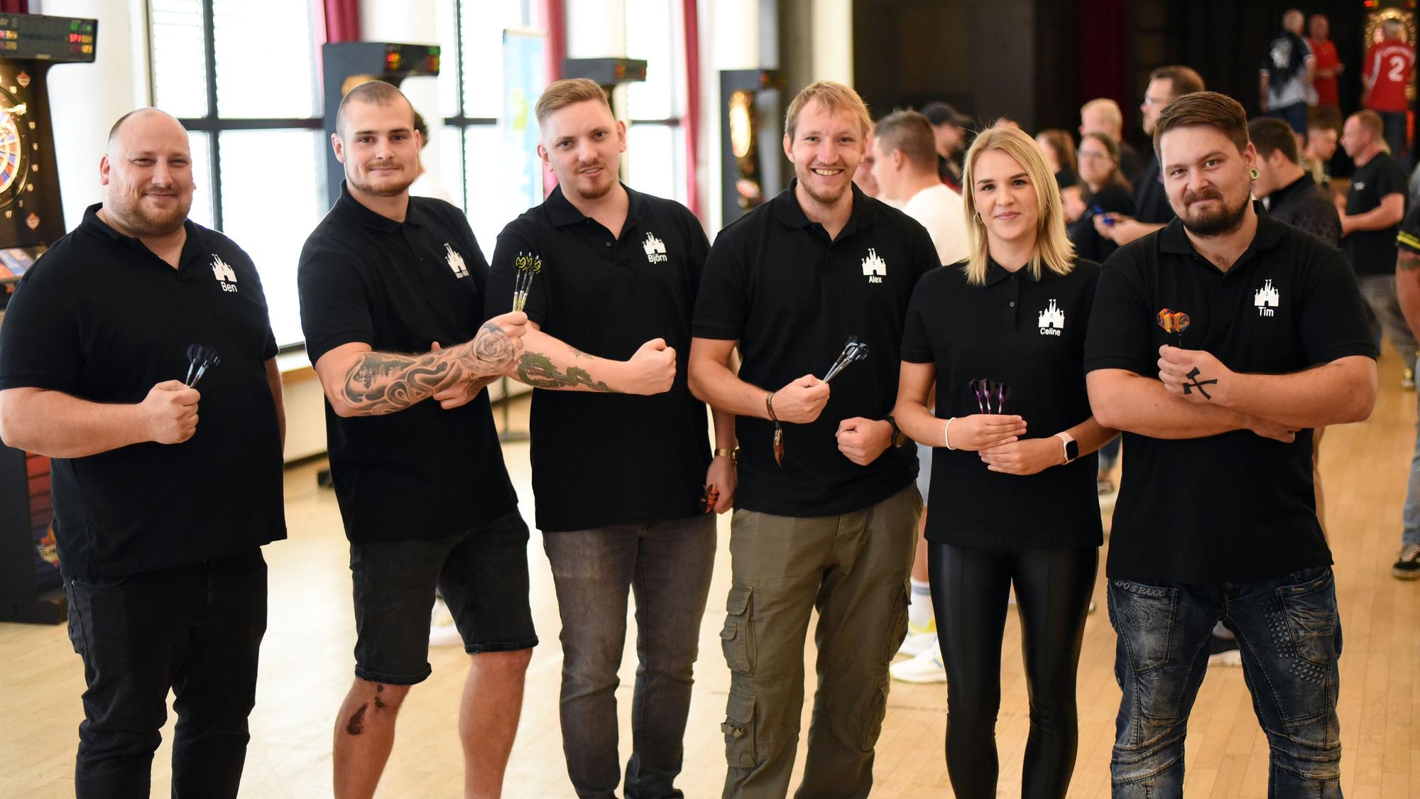 Ein Team bei einem E-Dart-Turnier.