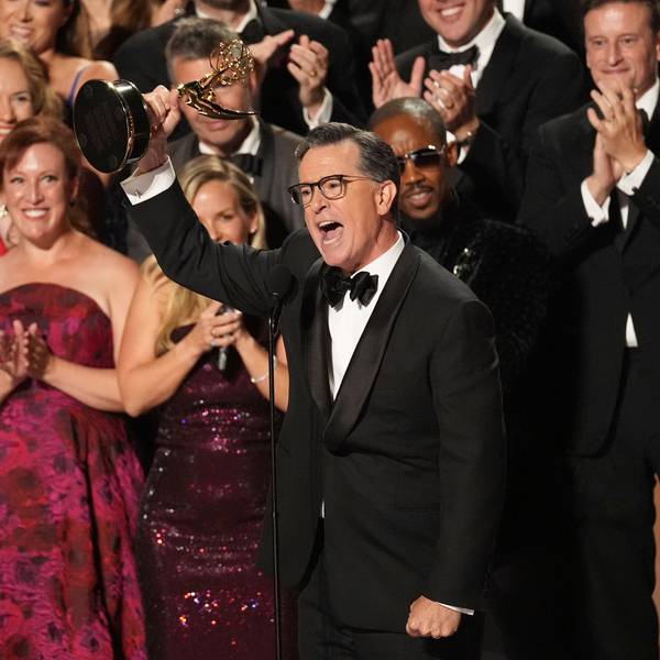 14.09.2025, USA, Los Angeles: Stephen Colbert und sein Team von "The Late Show with Stephen Colbert" nehmen den Preis für die beste Talkshow während der 77. Primetime Emmy Awards in Los Angeles entgegen. Foto: Chris Pizzello/Invision/AP/dpa +++ dpa-Bildfunk +++