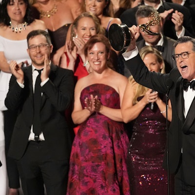 14.09.2025, USA, Los Angeles: Stephen Colbert und sein Team von "The Late Show with Stephen Colbert" nehmen den Preis für die beste Talkshow während der 77. Primetime Emmy Awards in Los Angeles entgegen. Foto: Chris Pizzello/Invision/AP/dpa +++ dpa-Bildfunk +++