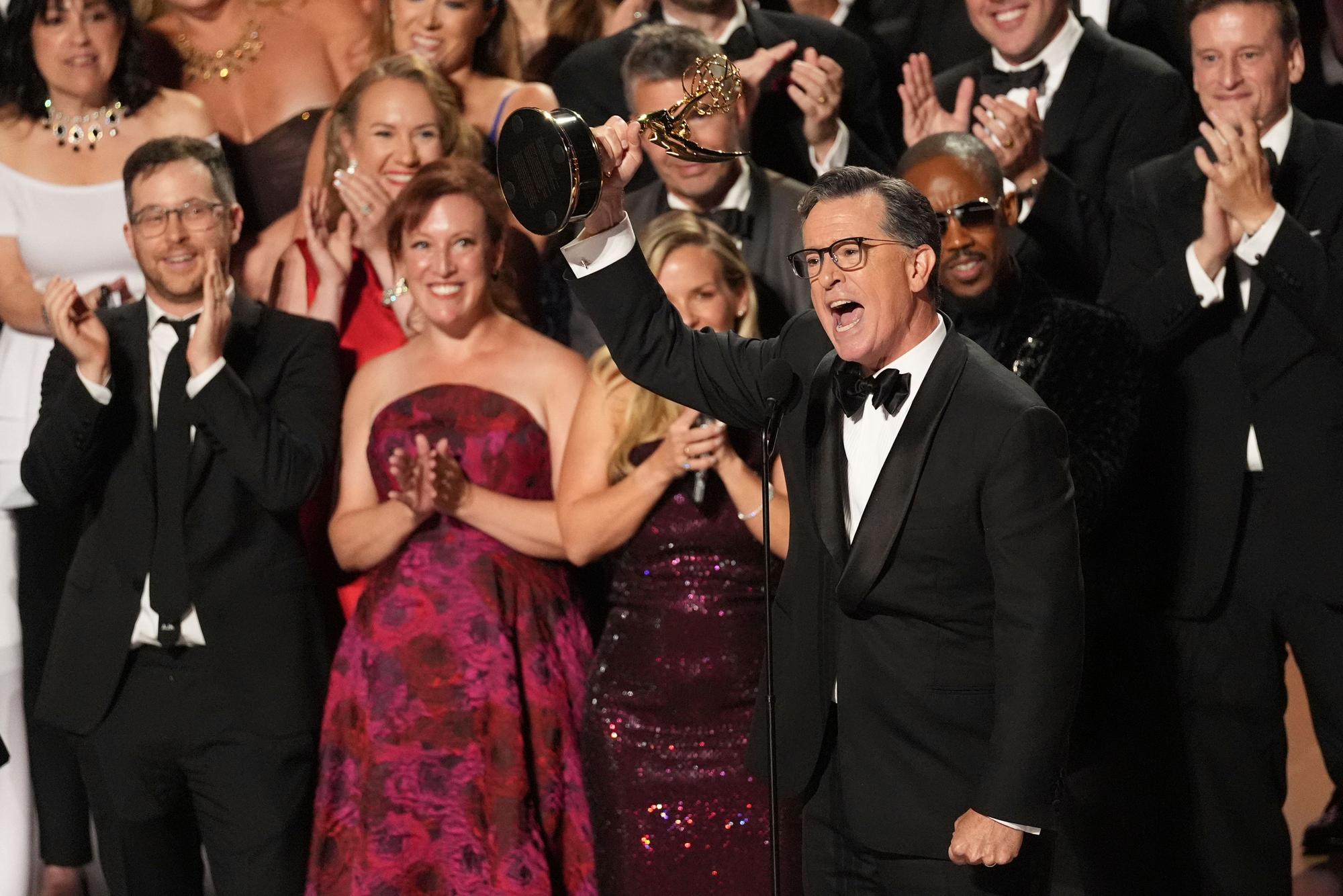14.09.2025, USA, Los Angeles: Stephen Colbert und sein Team von "The Late Show with Stephen Colbert" nehmen den Preis für die beste Talkshow während der 77. Primetime Emmy Awards in Los Angeles entgegen. Foto: Chris Pizzello/Invision/AP/dpa +++ dpa-Bildfunk +++
