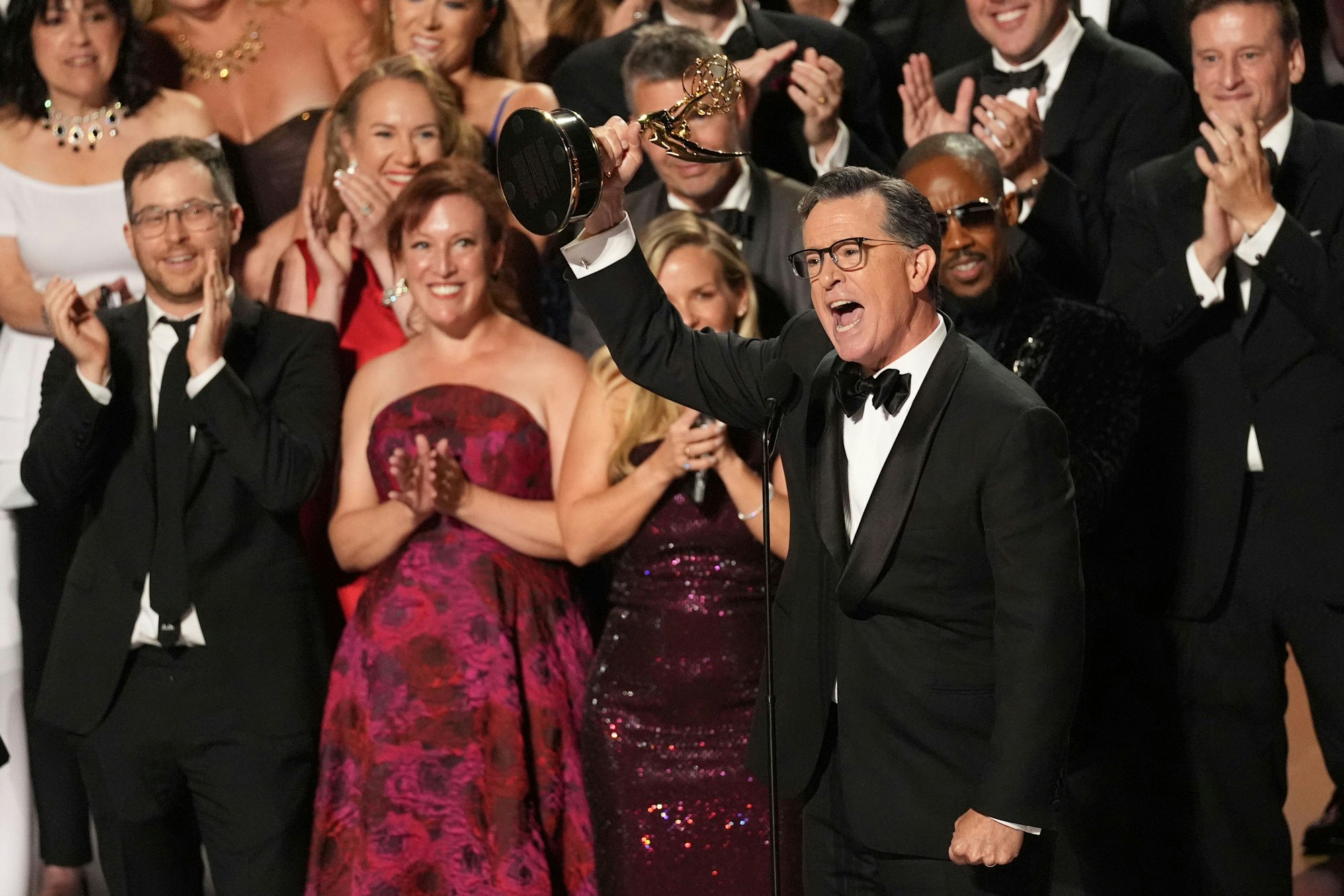 14.09.2025, USA, Los Angeles: Stephen Colbert und sein Team von "The Late Show with Stephen Colbert" nehmen den Preis für die beste Talkshow während der 77. Primetime Emmy Awards in Los Angeles entgegen. Foto: Chris Pizzello/Invision/AP/dpa +++ dpa-Bildfunk +++
