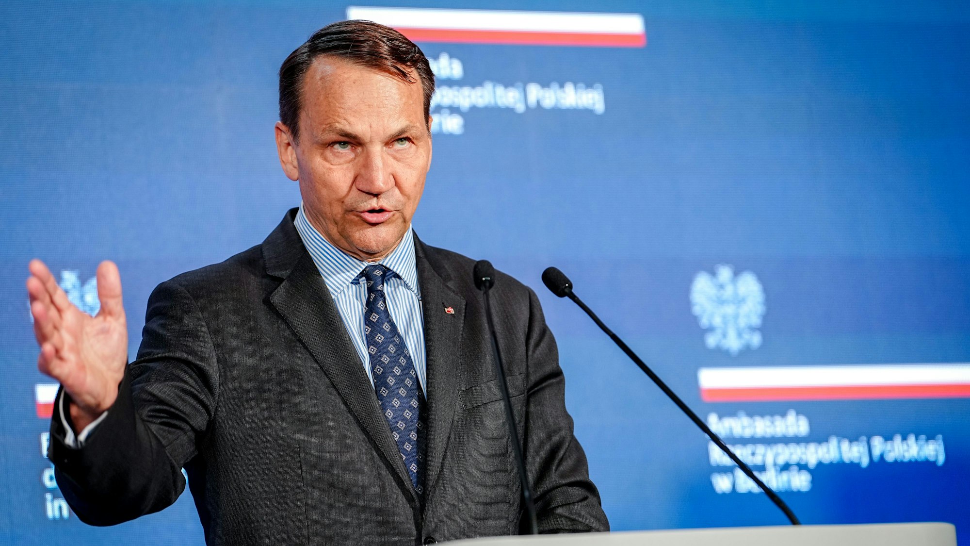 Radosław Sikorski, Außenminister von Polen, bei einer Pressekonferenz. (Archivbild)