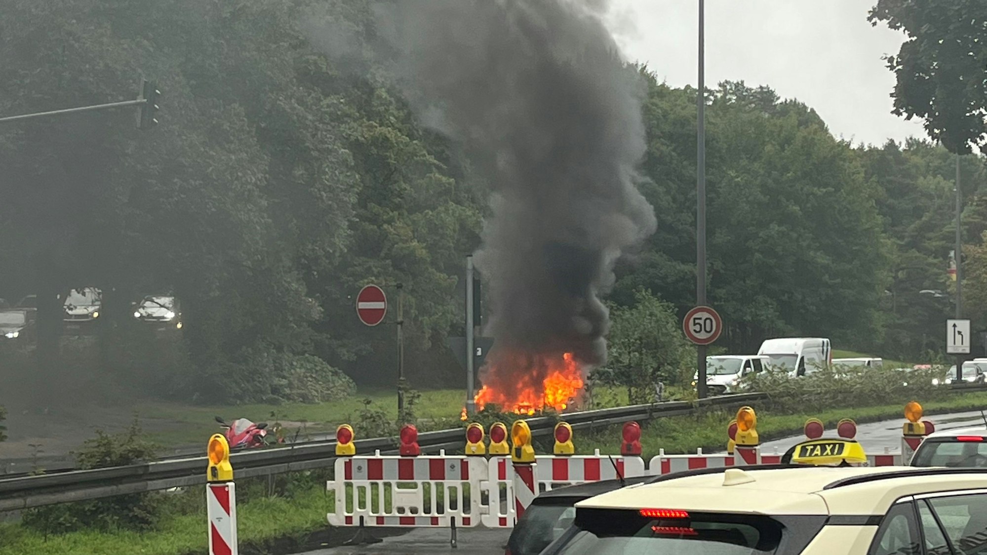 Dunkle Rauchschwaden stiegen am Montagmorgen über der Inneren Kanalstraße auf.