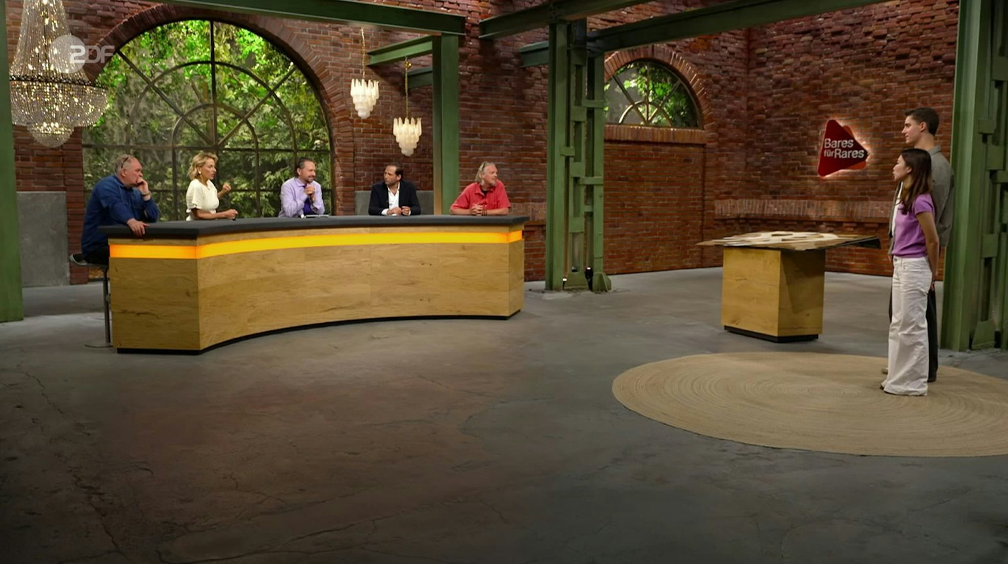 „Mal sehen, wer sich die Vögel schnappt“, rieb sich Wolfgang Pauritsch (Dritter von links) die Hände, bot 100 Euro und verdoppelte so den Trödelpreis.
(Bild: ZDF)
