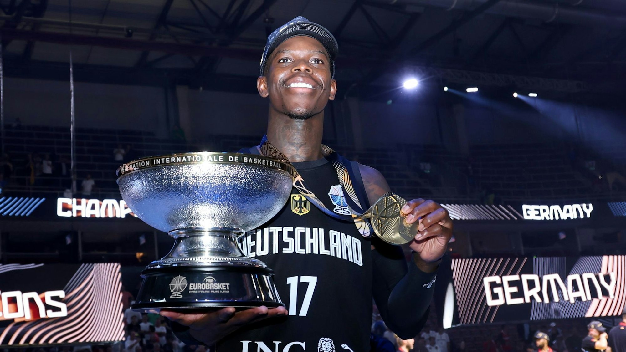 Dennis Schröder mit Pokal und Goldmedaille.
