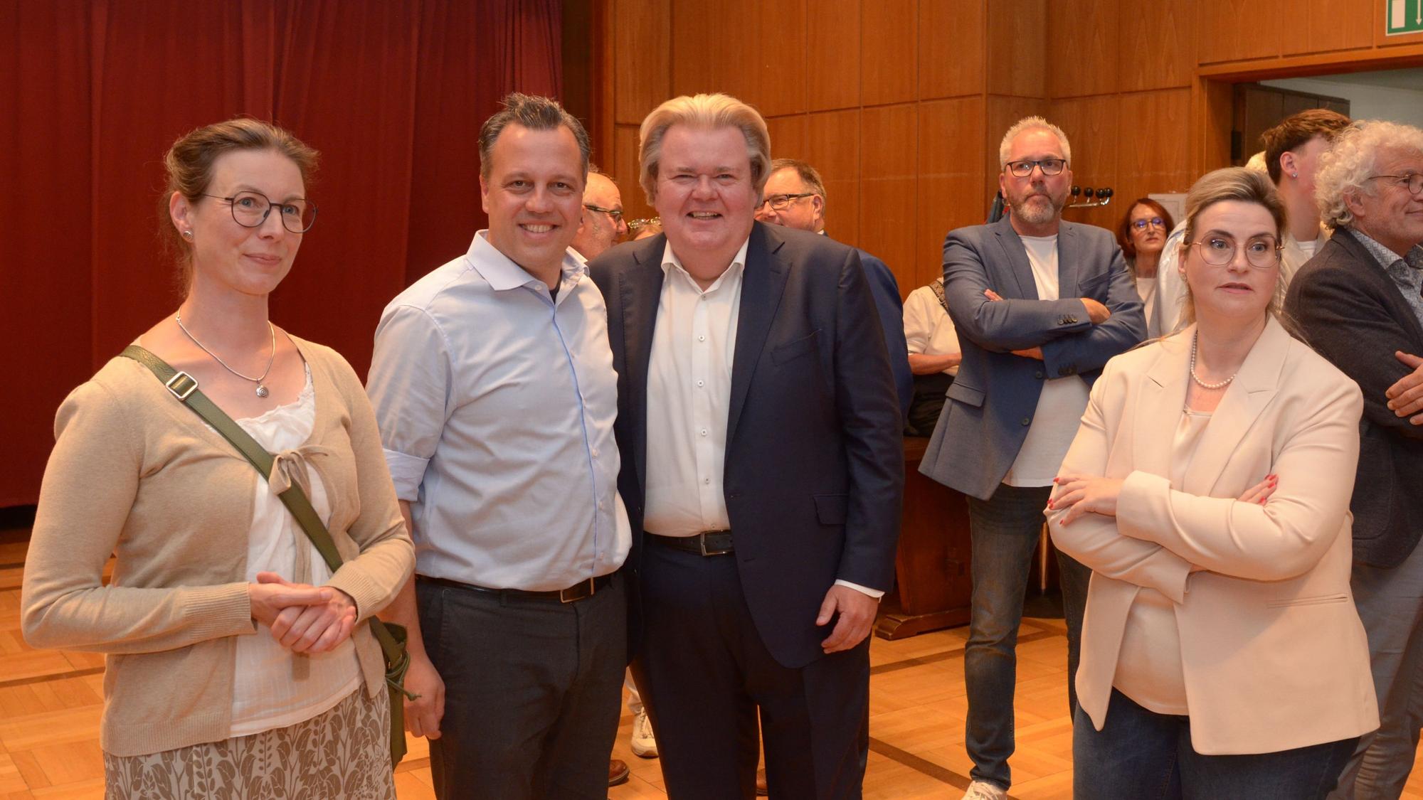 Wahlabend im Rathaus Euskirchen: die Spitzenkandidatin der Grünen, Dr. Simone Galliat, mit dem wiedergewählten Bürgermeister Sacha Reichelt (CDU/M.), CDU-Spitzenkandidat Klaus Voussem und der CDU-Stadtverordneten Sandra Eisermann.