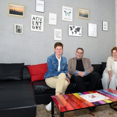 Das Foto zeigt vier Personen, die auf zwei Sofas sitzen. Es handelt sich um Vertreter der Arbeiterwohlfahrt und um Bürgermeister Stefan Meisenberg