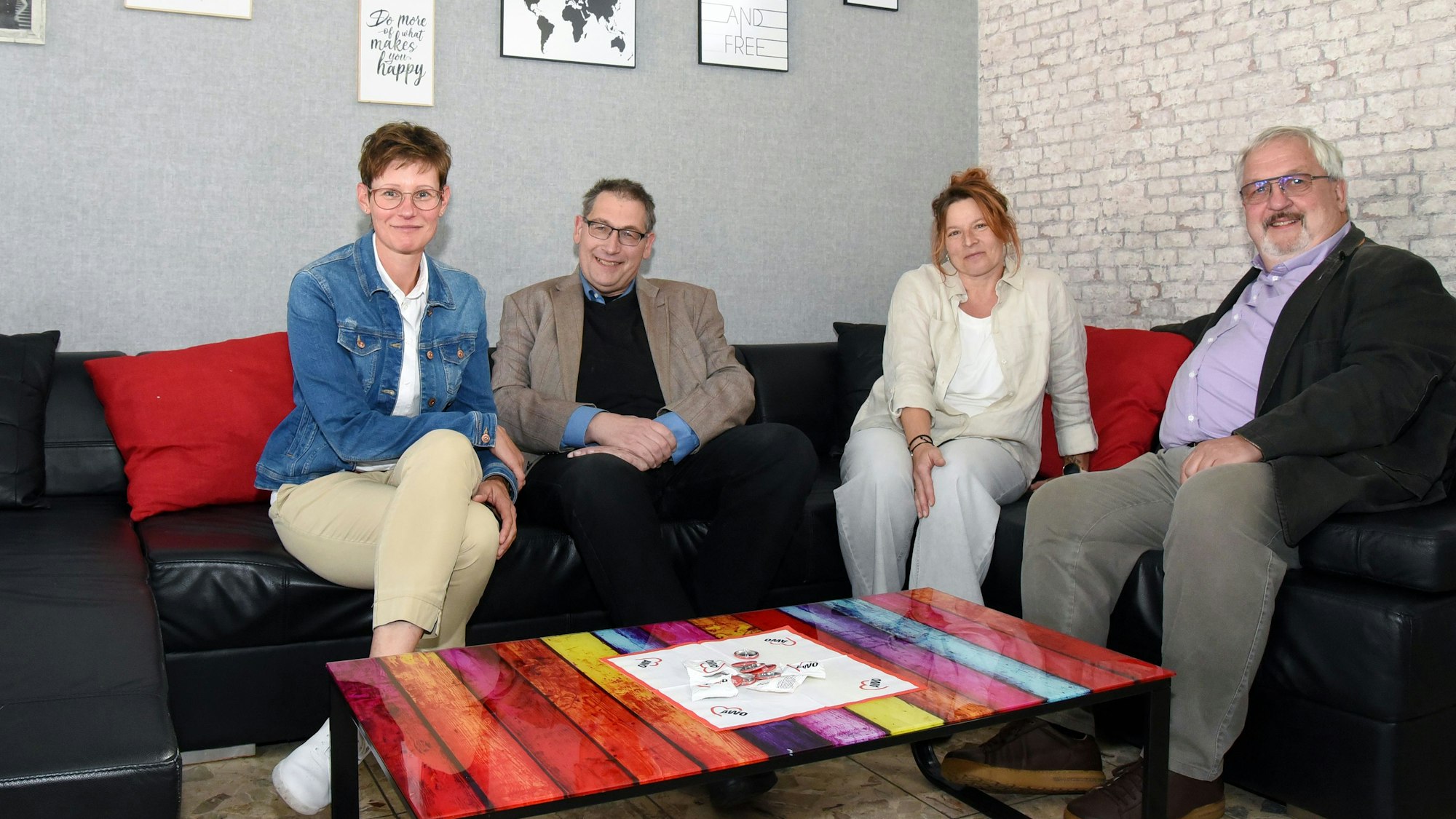 Das Foto zeigt vier Personen, die auf zwei Sofas sitzen. Es handelt sich um Vertreter der Arbeiterwohlfahrt und um Bürgermeister Stefan Meisenberg