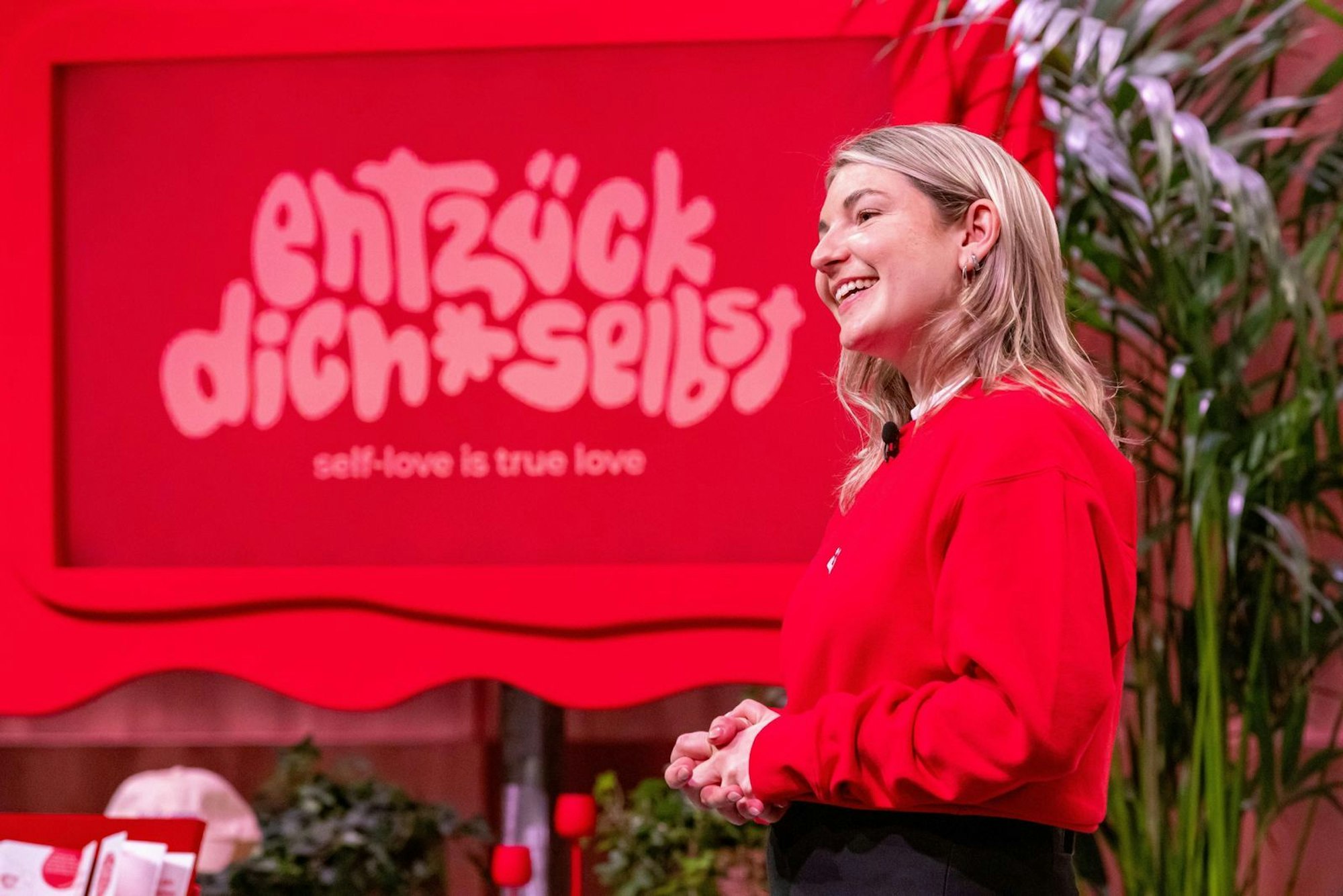 Eine Präsentation ohne Tabus: Sanja aus Köln macht sich für eine entspannte weibliche Masturbation stark. (Bild: RTL / Bernd-Michael Maurer)