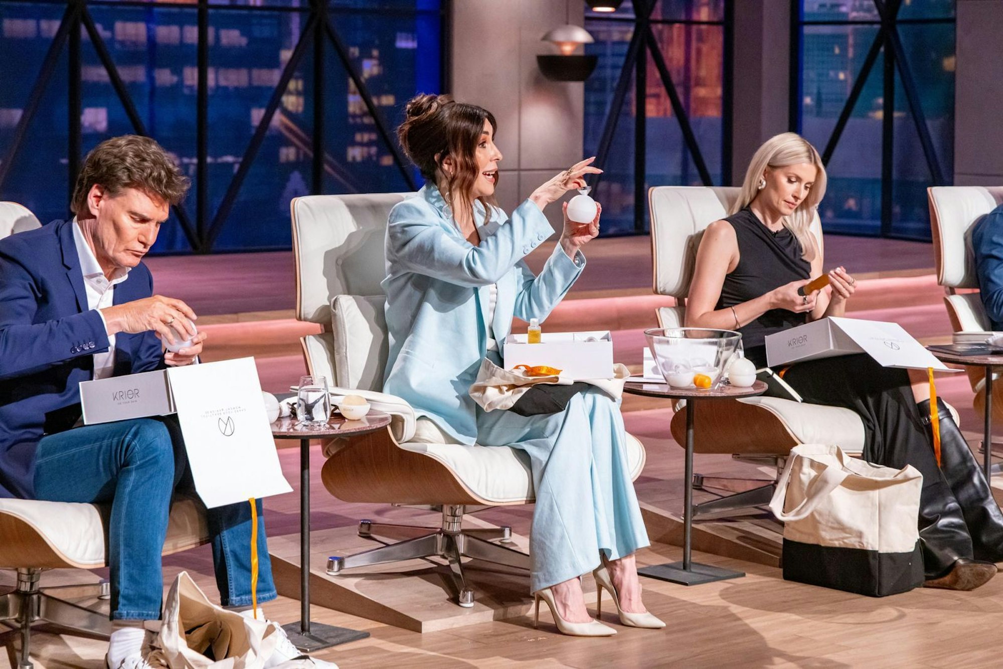 Ein Kosmetik-Produkt - eigentlich ein naheliegender Deal für die Mode-Unternehmerinnen: Doch weder Judith Williams noch Lena Gehrke wirkten komplett überzeugt von der „Krior“-Hautpflege. (Bild: RTL / Bernd-Michael Maurer)