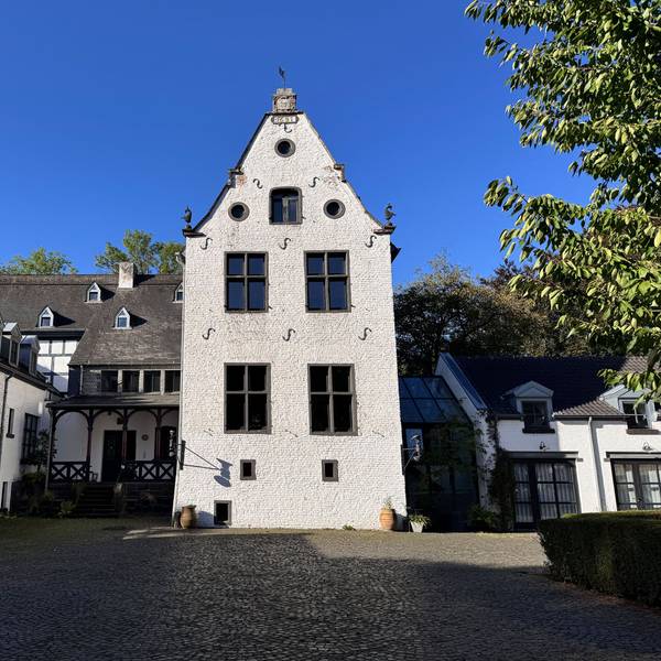 Die Burg Gleuel vom Innenhof aus gesehen.