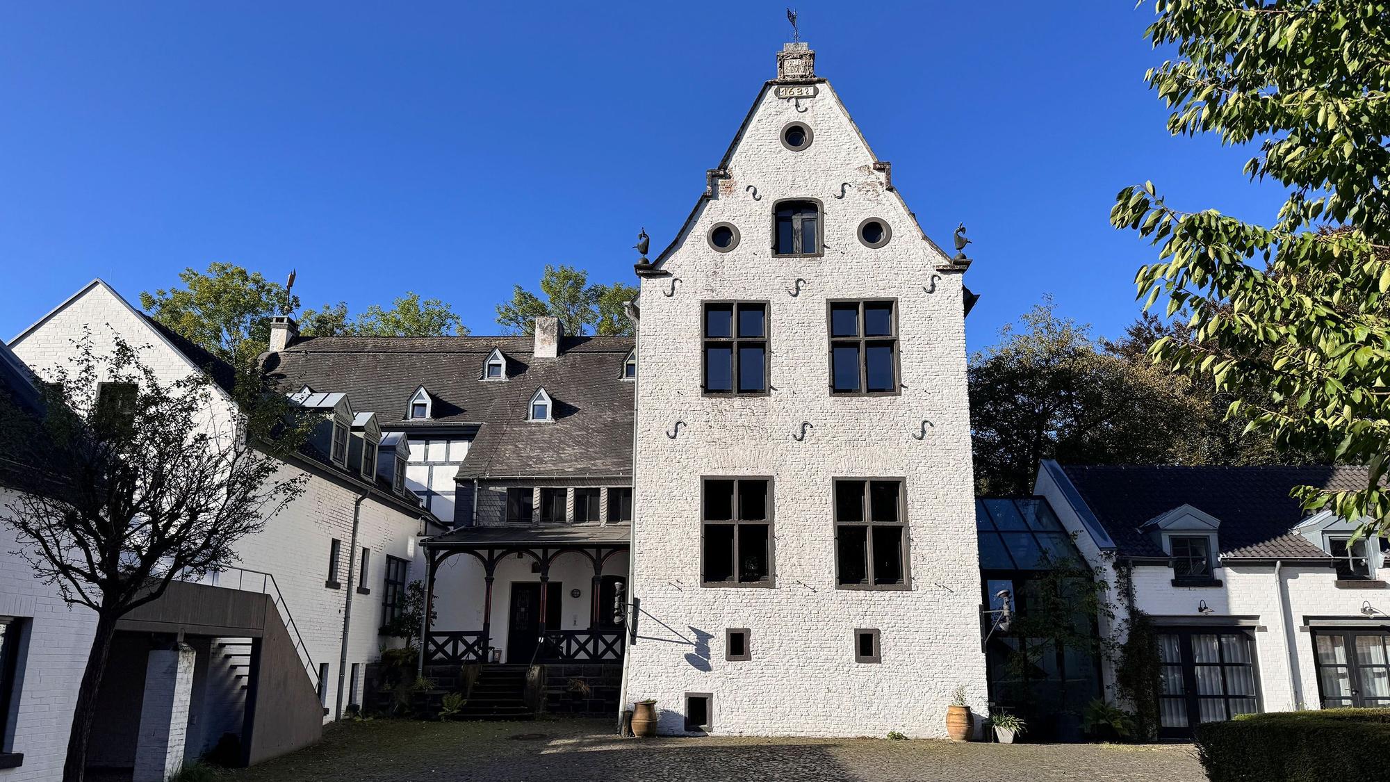 Die Burg Gleuel vom Innenhof aus gesehen.