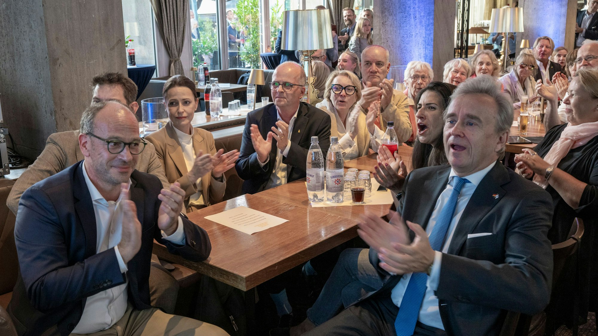 14.09.2025, Köln: Niklas Kienitz, Steffi und Markus Greitemann, Serap Güler und Bernd Petelkau freuen sich über die erste Prognose. (vlnr). Wahlparty der CDU im Consilium. "Oberbürgermeisterwahl 2025" und "Kommunalwahl 2025". Foto: Uwe Weiser