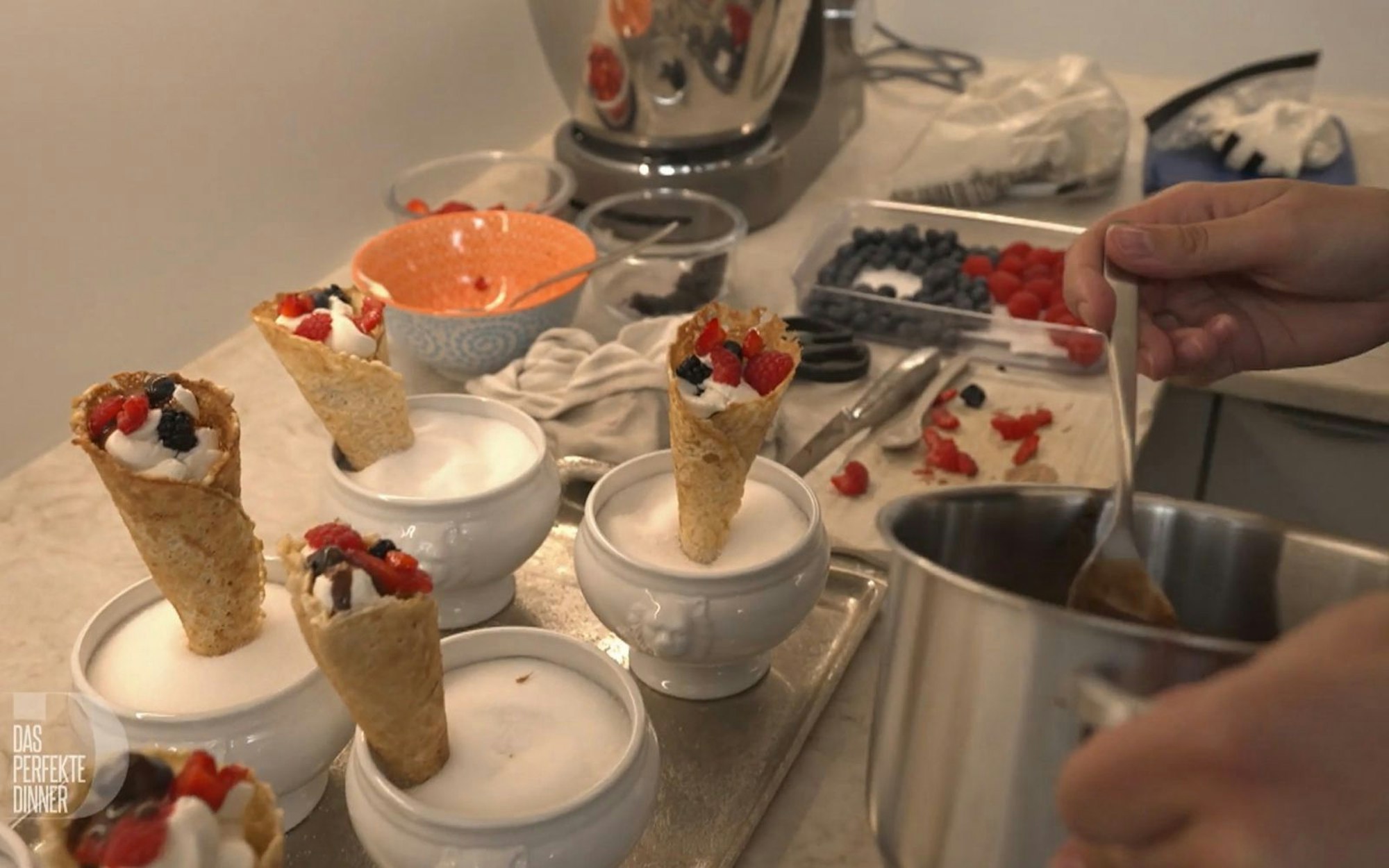 „Mascarpone-Wölkchen im Knusperkleid“: Für Laras Gäste ist der zauberhafte Nachtisch „zu wenig“. (Bild: RTL)