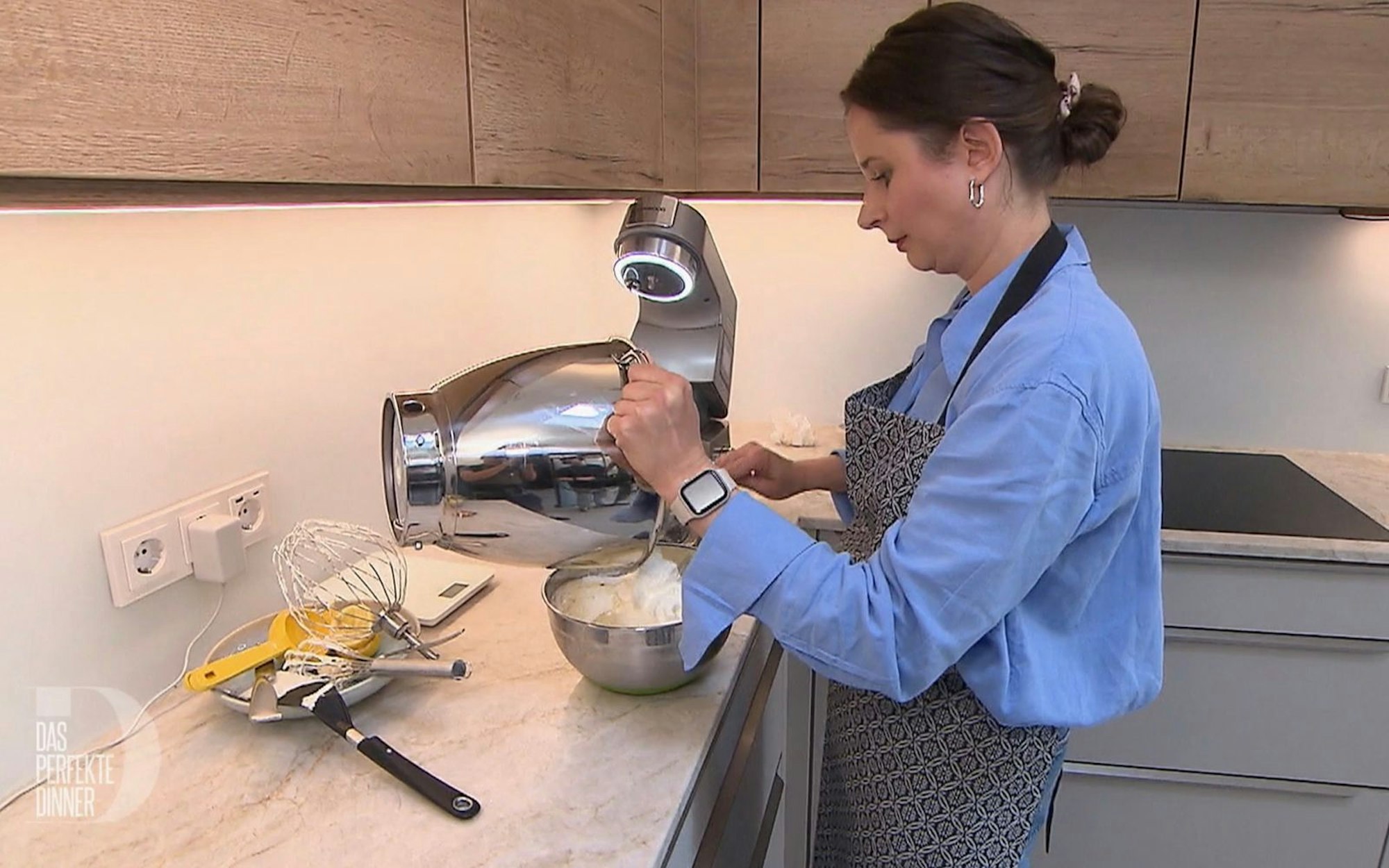 Lara hat früher „viel bestellt und im Restaurant gegessen“ - jetzt kocht sie selbst. (Bild: RTL)