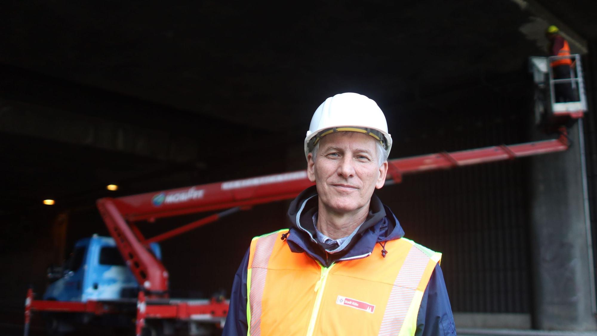 19.09.2025, Köln: Uwe Grimsehl vom Amt für Brücken, Tunnel und
Stadtbahnbau. Die stadtauswärts führenden Fahrspuren im Straßentunnel Herkulesstraße mussten ungeplant gesperrt werden, da sich Teile der Deckenverkleidung gelöst haben. Foto: Arton Krasniqi