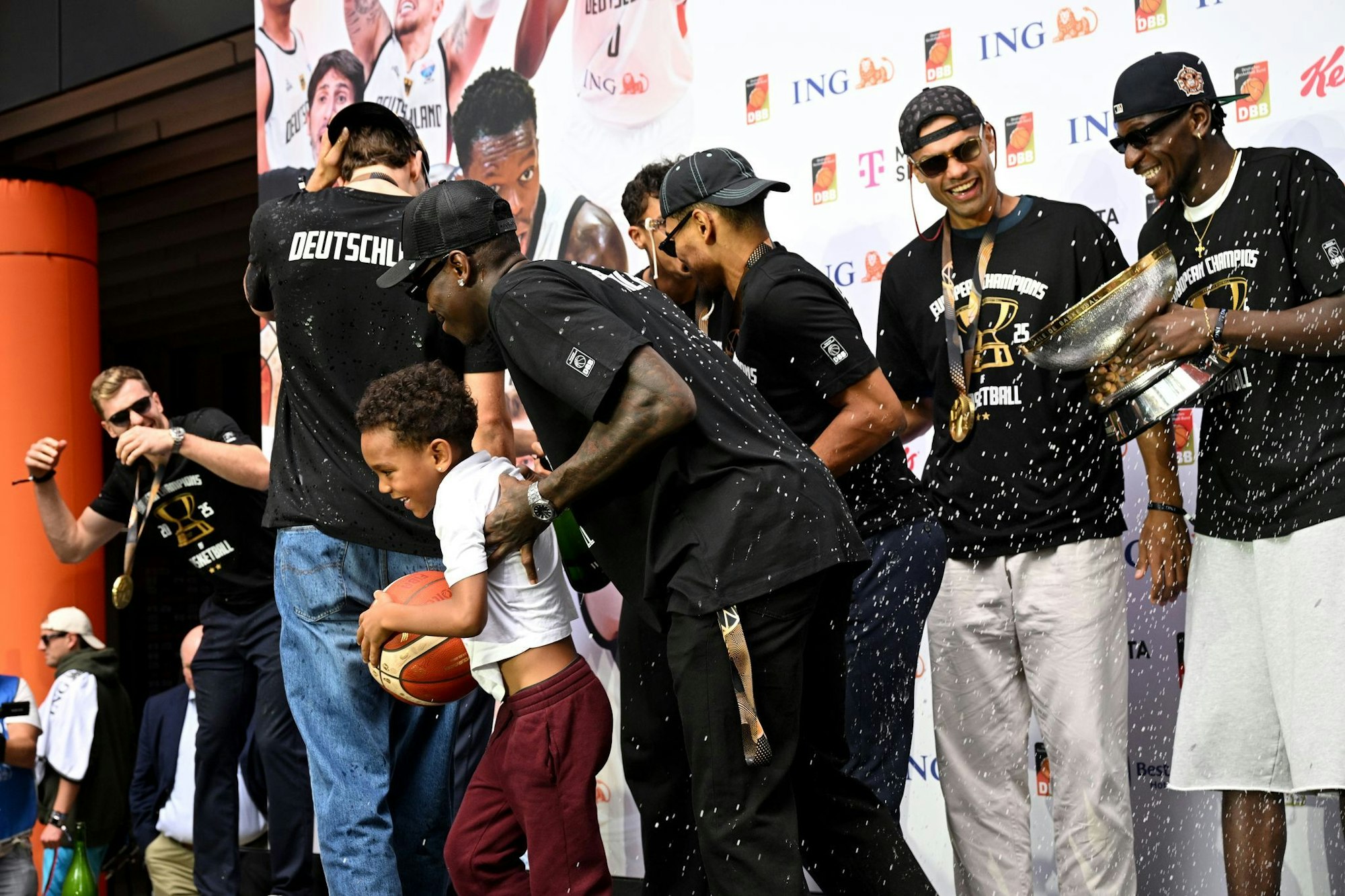 Von Riga nach Frankfurt. Basketballer lassen sich feiern