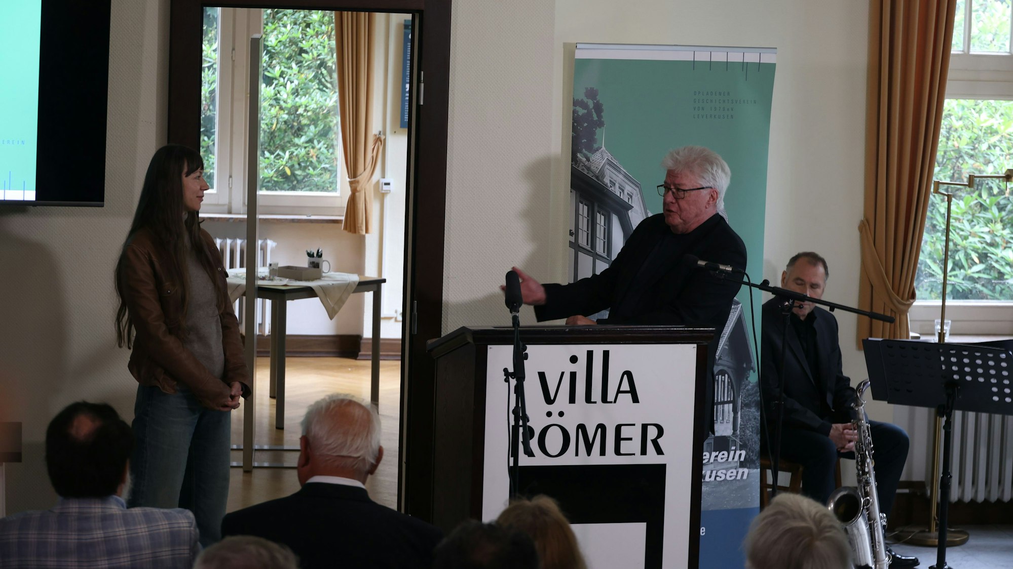 Die Künstlerin Elena Büchel mit Ausstellungsmacher Bert-Christoph Gerhards im Gespräch in der Villa Römer