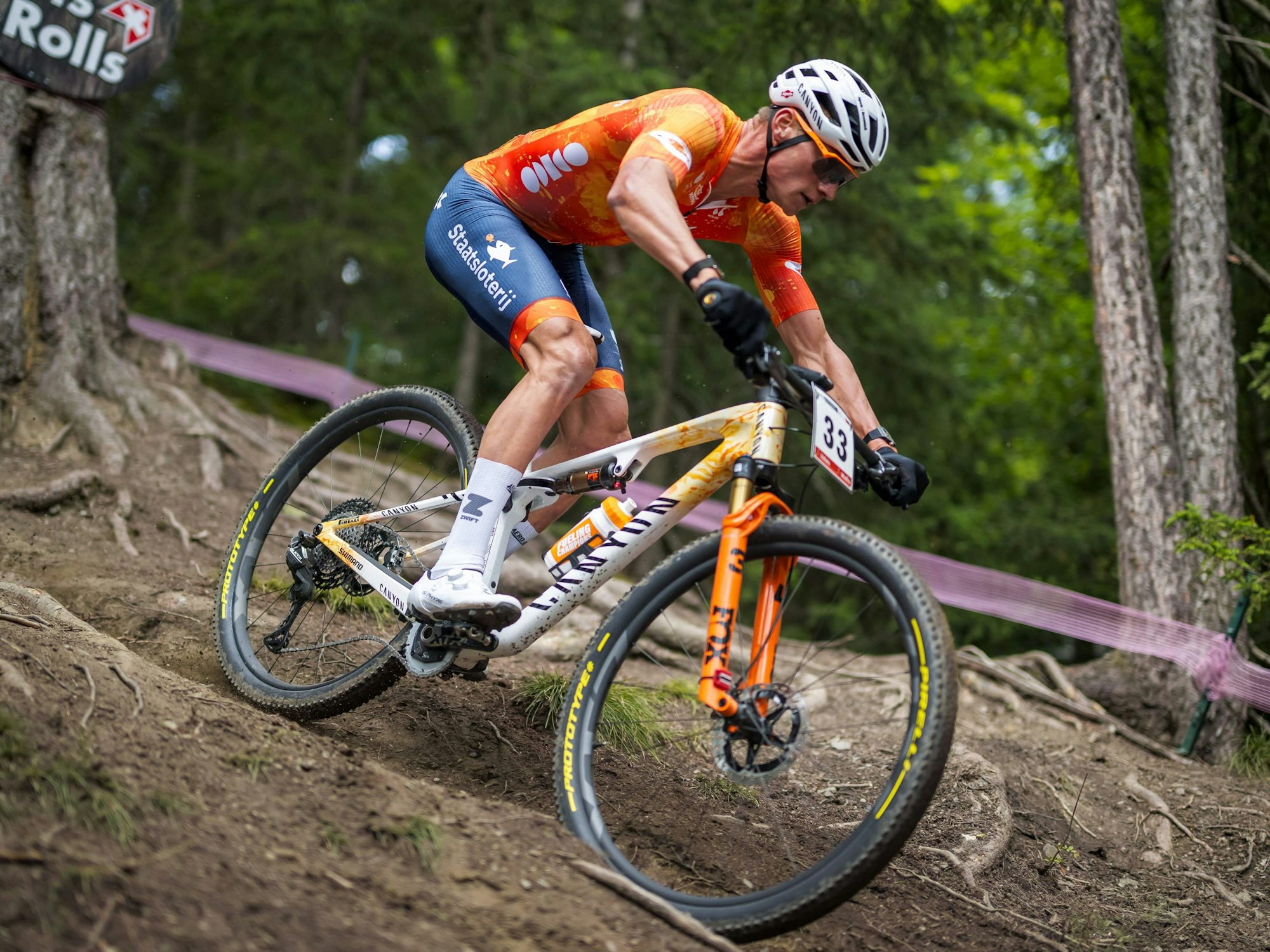 Mathieu van der Poel ist auf dem Mountainbike downhill zu sehen.
