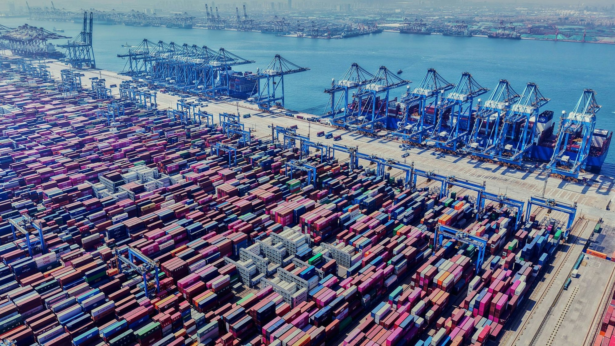 Container werden an einem chinesischen Hafen gelagert. (Archivbild)