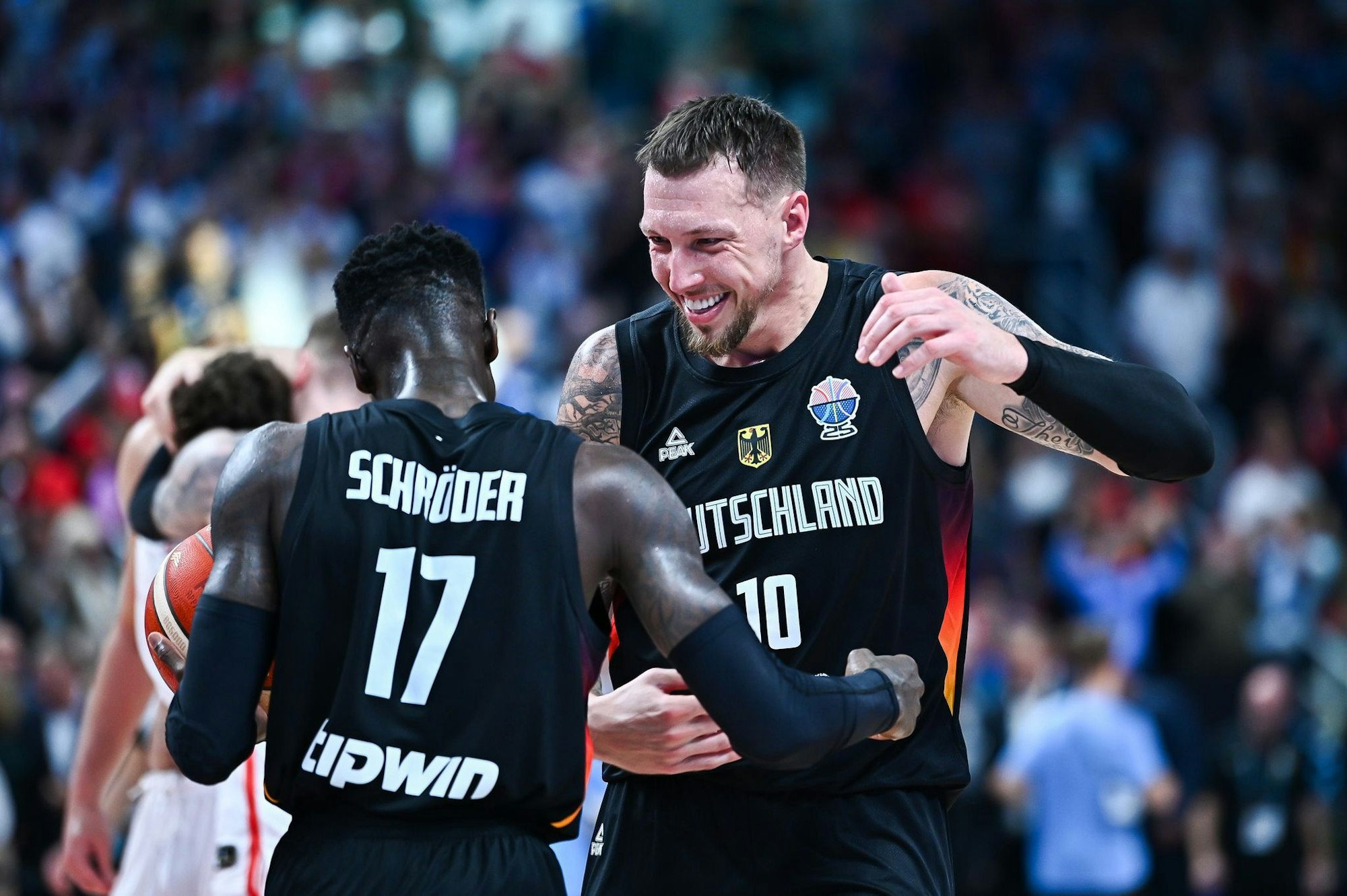 Schröder und Theis drehen am Ende des Finals auf.
