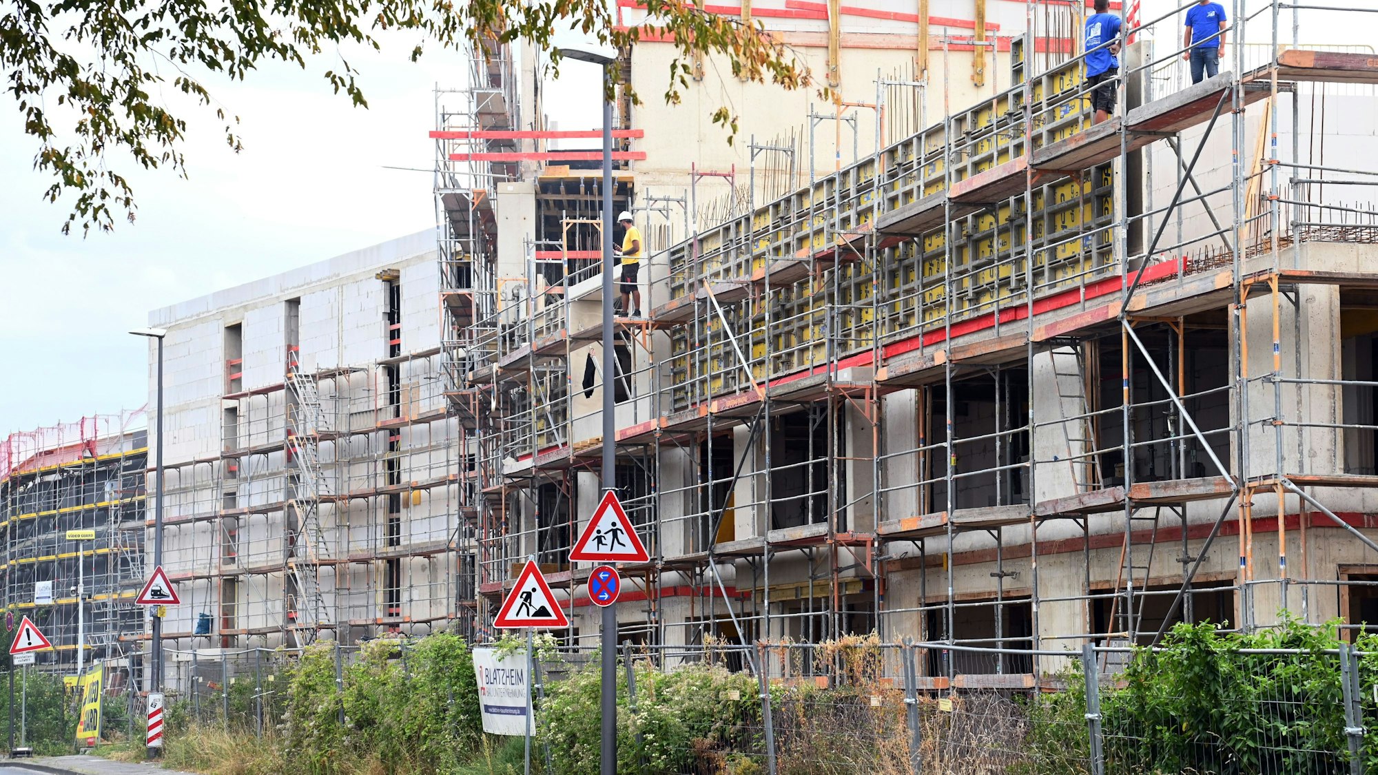 Eine Häuserfront im Rohbau mit Gerüst am Ossendorfer Weg in Bickendorf.