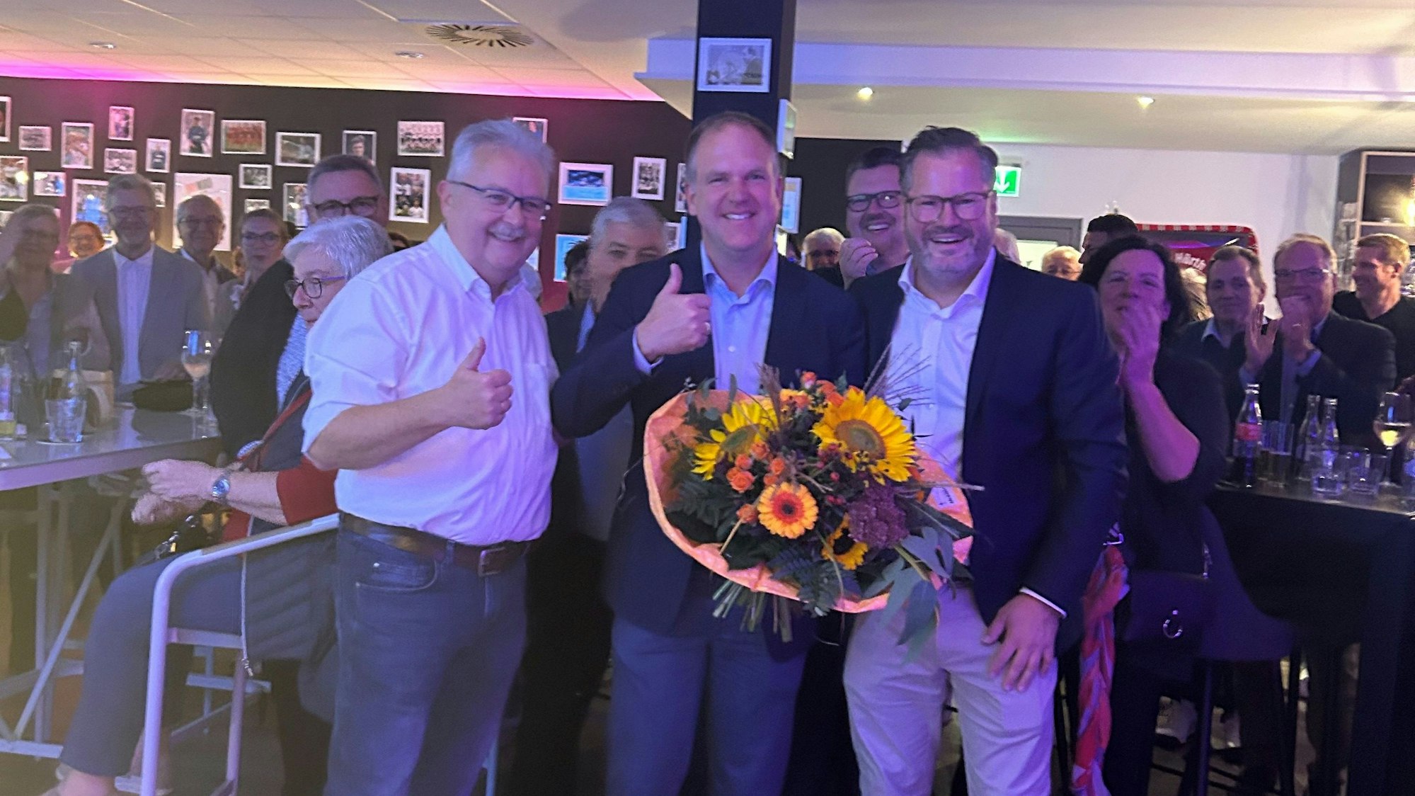 Das Foto zeigt Bürgermeister Dirk Breuer mit einem Blumenstrauß und weitere Christdemokraten, die gratulieren.