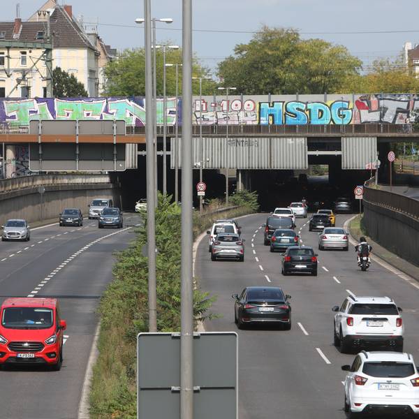 19.08.2024, Köln: Der Straßentunnel Herkulesstraße ist die Verlängerung der A57. Technisch handelt es sich um eine tiefergelegte Straße, über die Brücken führen. Auf der darüber liegenden Liebigstraße lässt die Rhein-Energie AG derzeit Bauarbeiten durchführen. Damit die sogenannte „Autobahnbrücke Liebigstraße“ neu gebaut werden kann, müssen Versorgungsleitungen ungelegt werden. Juristisch handelt es sich bei der Strecke im Tunnel nicht mehr um die Autobahn A 57, sondern um die Kreisstraße 4. Foto: Arton Krasniqi