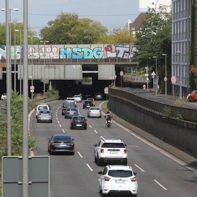 19.08.2024, Köln: Der Straßentunnel Herkulesstraße ist die Verlängerung der A57. Technisch handelt es sich um eine tiefergelegte Straße, über die Brücken führen. Auf der darüber liegenden Liebigstraße lässt die Rhein-Energie AG derzeit Bauarbeiten durchführen. Damit die sogenannte „Autobahnbrücke Liebigstraße“ neu gebaut werden kann, müssen Versorgungsleitungen ungelegt werden. Juristisch handelt es sich bei der Strecke im Tunnel nicht mehr um die Autobahn A 57, sondern um die Kreisstraße 4. Foto: Arton Krasniqi