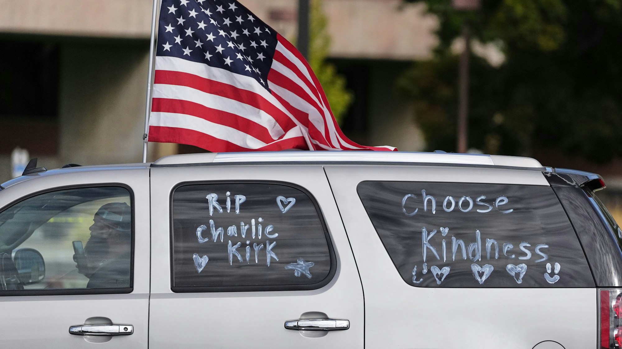 Ein mit Botschaften zum Gedenken an den US-Aktivisten und Podcaster Charlie Kirk beschriftetes Fahrzeug mit einer US-Flagge fährt über den Campus der Utah Valley University. (Archivbild)