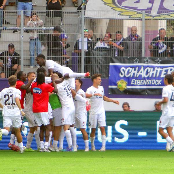 Kölner Jubel nach dem 0:3 Fußball 3.Liga 2025/26 FC Erzgebirge Aue - Viktoria Köln 0:3 am 13.9.2025 Erzgebirge Aue - Viktoria Köln *** Cologne celebrating after the 0 3 Football 3 League 2025 26 FC Erzgebirge Aue Viktoria Köln 0 3 on 13 9 2025 Erzgebirge Aue Viktoria Köln