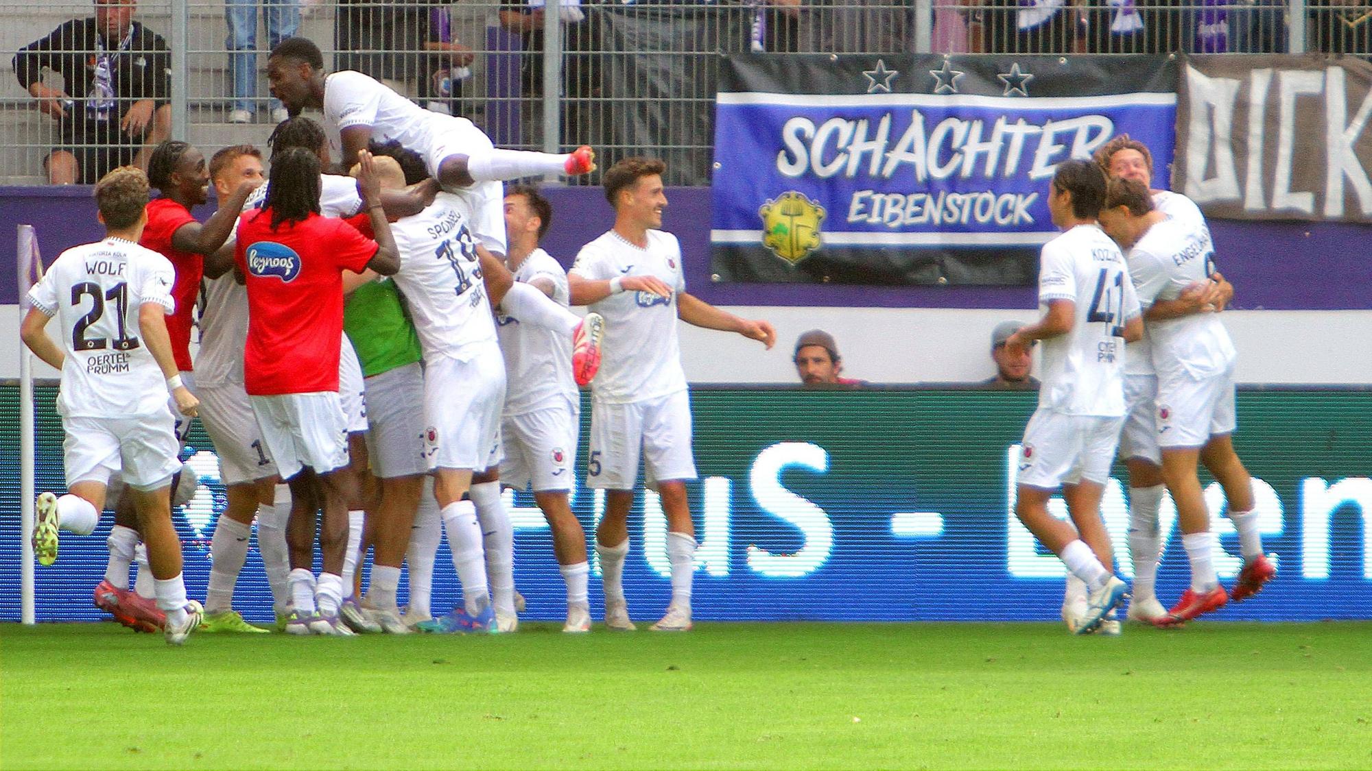 Kölner Jubel nach dem 0:3 Fußball 3.Liga 2025/26 FC Erzgebirge Aue - Viktoria Köln 0:3 am 13.9.2025 Erzgebirge Aue - Viktoria Köln *** Cologne celebrating after the 0 3 Football 3 League 2025 26 FC Erzgebirge Aue Viktoria Köln 0 3 on 13 9 2025 Erzgebirge Aue Viktoria Köln