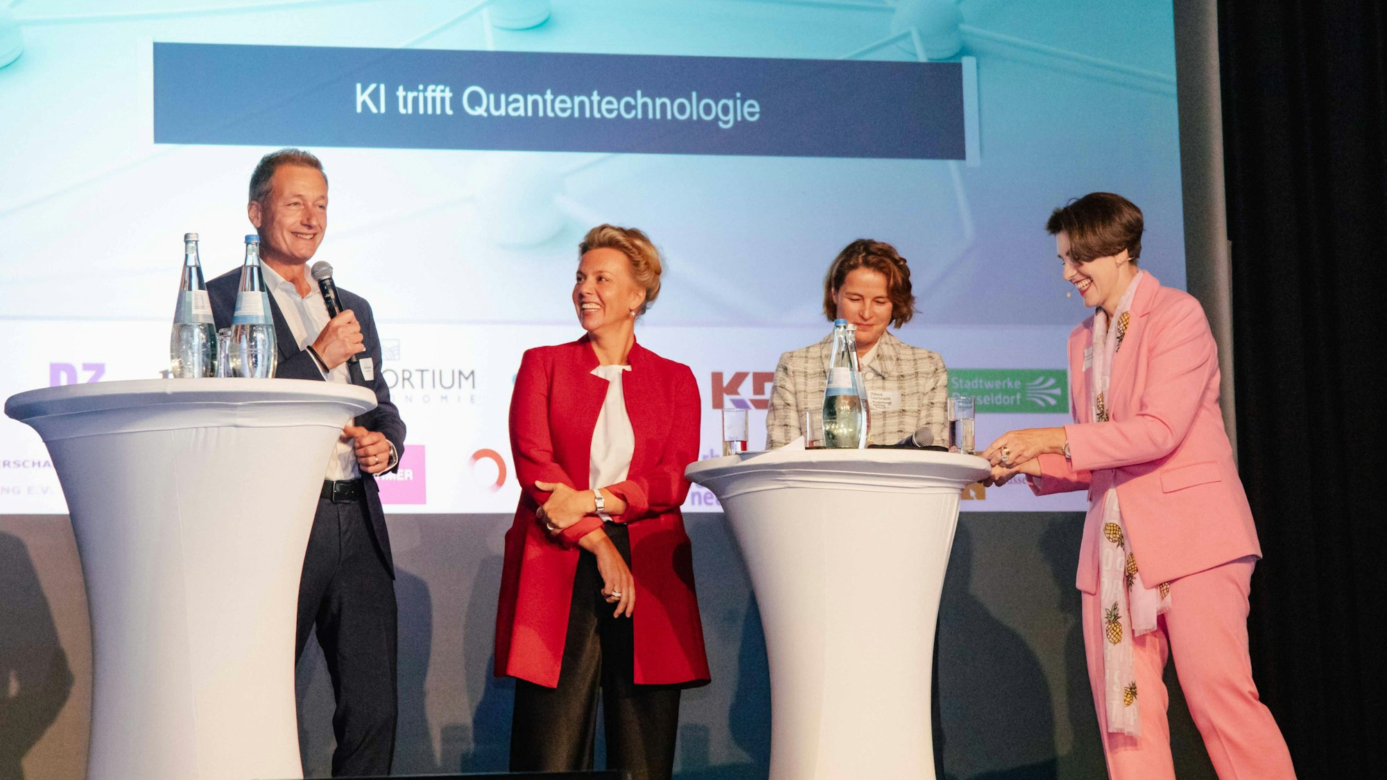 v.l. Klaus Kappen, CTO Rheinmetall, Ina Brandes MdL, Ministerin für Kultur und Wissenschaft des Landes NRW, Astrid Lambrecht, Vorstandsvorsitzende des Forschungszentrums Jülich und promovierte Quantenphysikerin Susanne Fabry, Vorständin der Rhein-Energie Bei „Unternehmen im Fluss 2025“