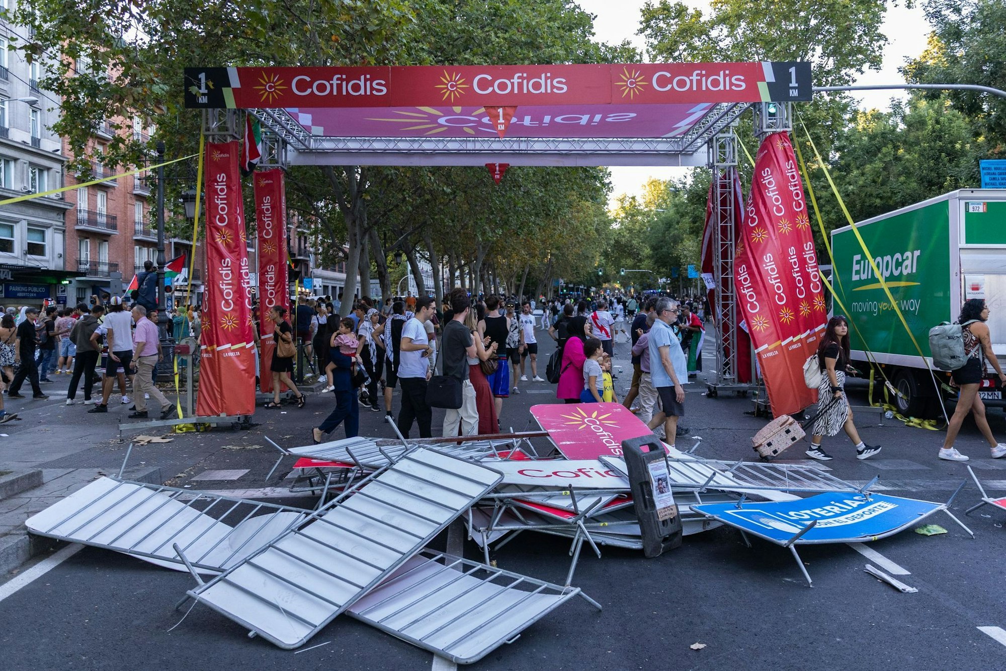Vuelta im Chaos: Umgeworfene Absperrgitter liegen auf der Strecke