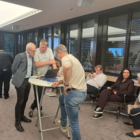 CDU-Chef Oliver Krauß (l.) und Ingo Steiner Fraktionsvorsitzender der Grünen (2.v.l.) verfolgen die Auszählung der Stimmen. Eine Fortsetzung der schwarz-grünen Kreistagskoalition ist wahrscheinlich.