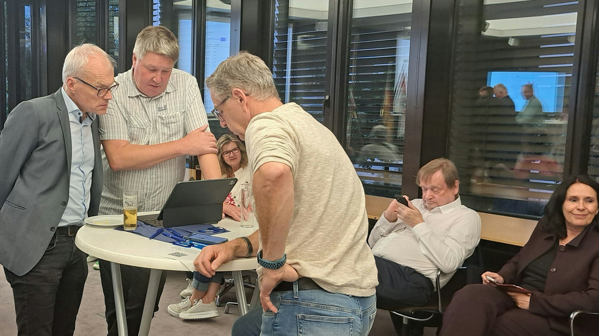 CDU-Chef Oliver Krauß (l.) und Ingo Steiner Fraktionsvorsitzender der Grünen (2.v.l.) verfolgen die Auszählung der Stimmen. Eine Fortsetzung der schwarz-grünen Kreistagskoalition ist wahrscheinlich.