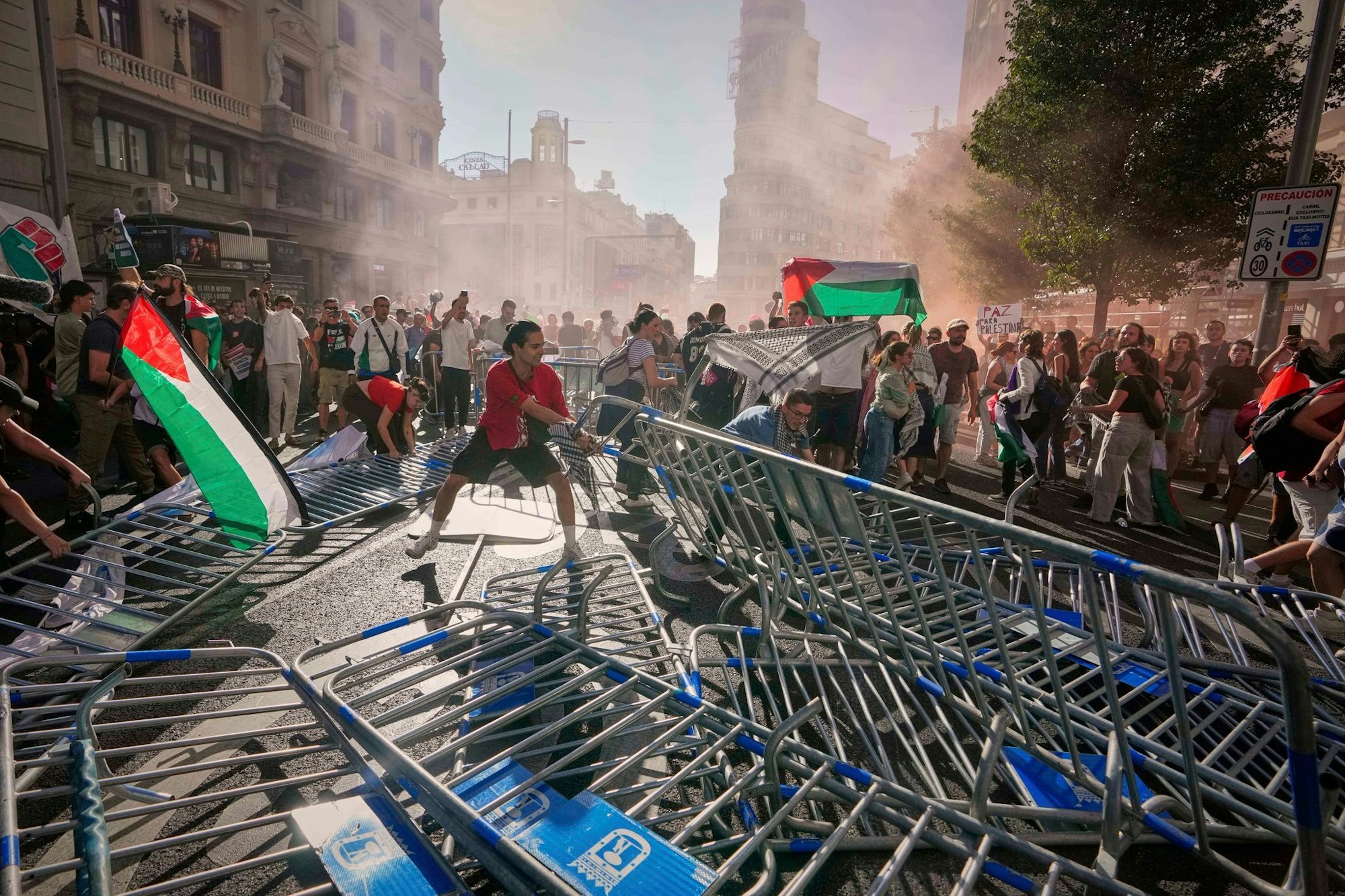 Proteste durchkreuze Vuelta: Demonstranten blockieren die Straße.