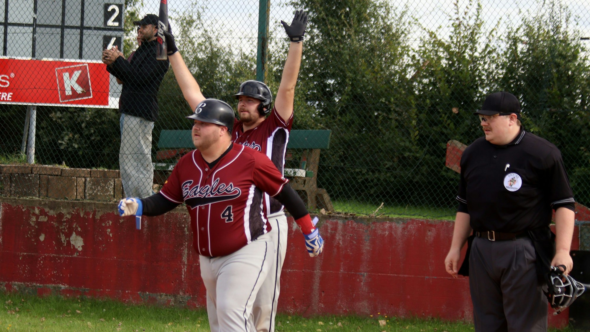 13.9.25
Die Zülpich Eagles gewinnen 17:7 gegen die Cologne Cardinals IV.
Jonas Leszczynski jubelt über eine gute Aktion von Fabian Schild.