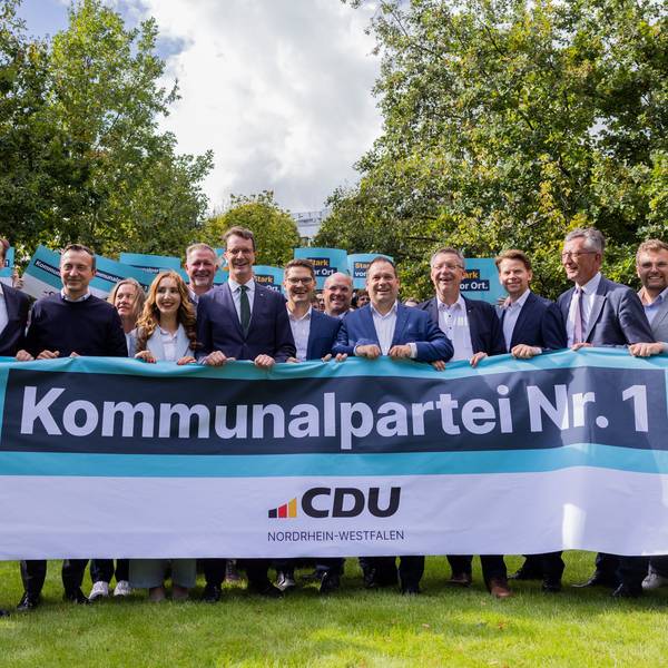 Hendrik Wüst, Vorsitzender der nordrhein-westfälischen CDU und Ministerpräsident von Nordrhein-Westfalen, steht mit Stichwahlkandidaten im Garten der Parteizentrale zusammen.