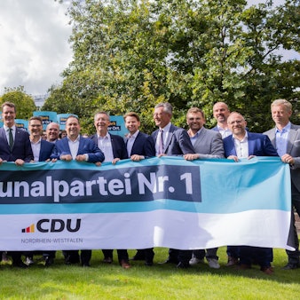 Hendrik Wüst, Vorsitzender der nordrhein-westfälischen CDU und Ministerpräsident von Nordrhein-Westfalen, steht mit Stichwahlkandidaten im Garten der Parteizentrale zusammen.