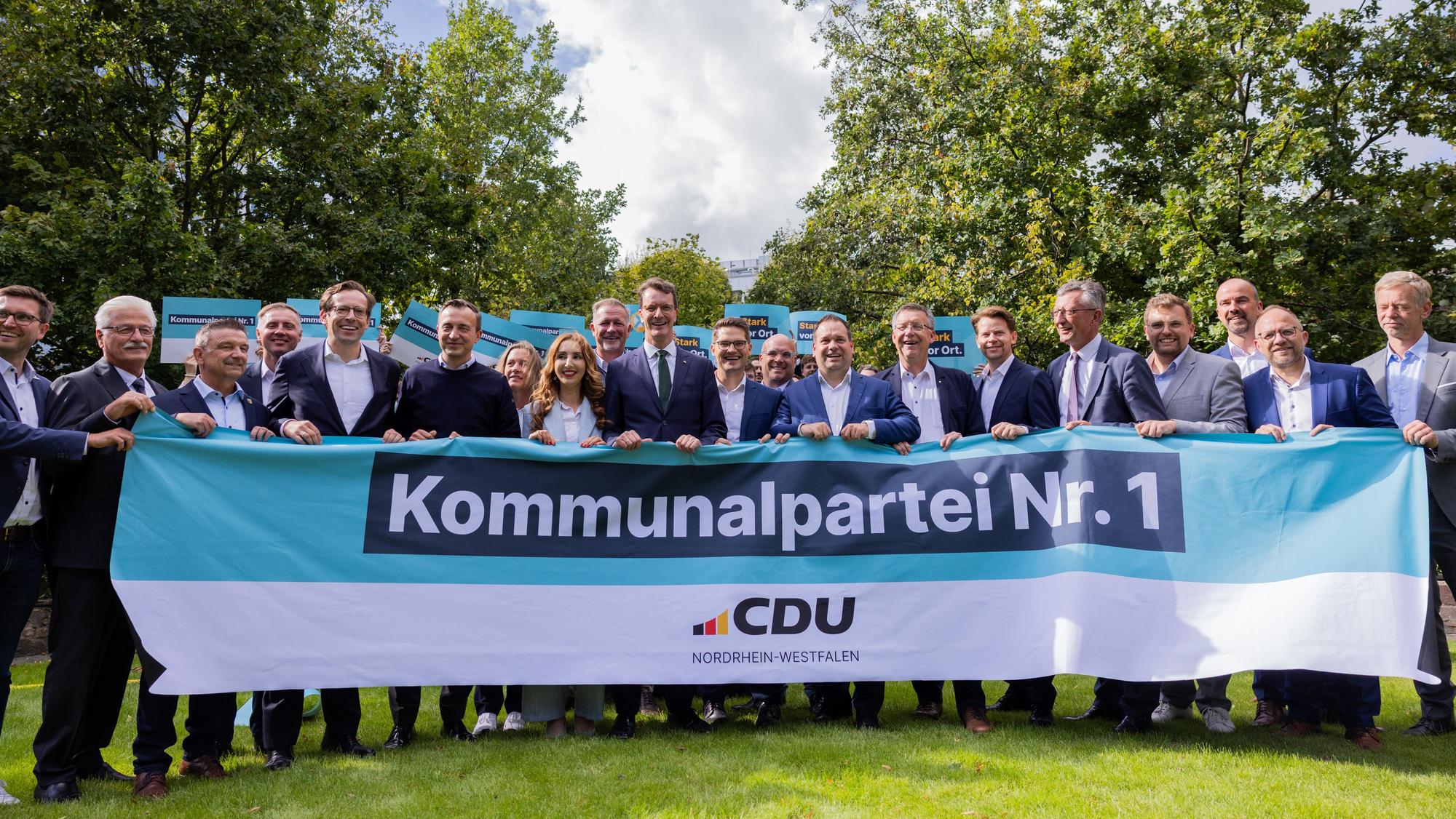 Hendrik Wüst, Vorsitzender der nordrhein-westfälischen CDU und Ministerpräsident von Nordrhein-Westfalen, steht mit Stichwahlkandidaten im Garten der Parteizentrale zusammen.
