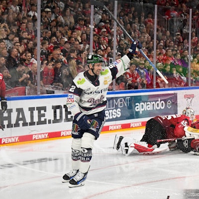 Eishockey DEL - 25/26 - 2. Spieltag: Kölner Haie vs Eisbären Berlin am 14.09.2025in der LANXESS arena in Köln Berlins Marcel Noebels Nr.92 erziehlt das Tor zum 3:5 und bejubelt seinen Treffer *** Ice Hockey DEL 25 26 2 Matchday Kölner Haie vs Eisbären Berlin on 14 09 2025in the LANXESS arena in Cologne Berlins Marcel Noebels No 92 scores the goal for 3 5 and celebrates his goal WD