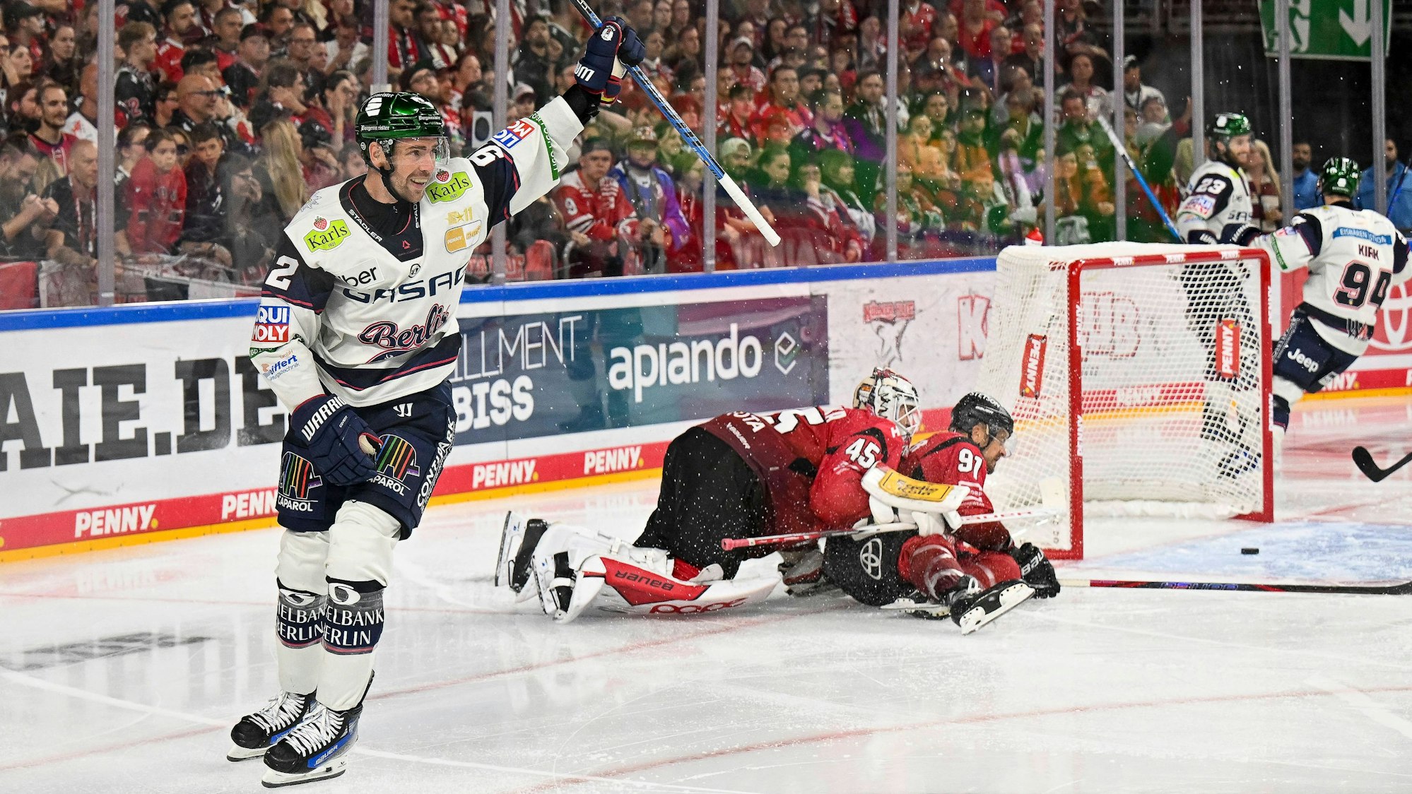 Eishockey DEL - 25/26 - 2. Spieltag: Kölner Haie vs Eisbären Berlin am 14.09.2025in der LANXESS arena in Köln Berlins Marcel Noebels Nr.92 erziehlt das Tor zum 3:5 und bejubelt seinen Treffer *** Ice Hockey DEL 25 26 2 Matchday Kölner Haie vs Eisbären Berlin on 14 09 2025in the LANXESS arena in Cologne Berlins Marcel Noebels No 92 scores the goal for 3 5 and celebrates his goal WD