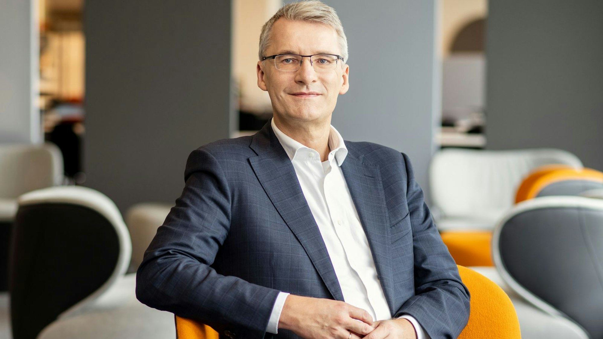 Die Berichterstattung des ZDF-Journalisten Elmar Theveßen stößt in rechten Kreisen der US-Regierung auf Empörung. (Bild: ZDF / Andreas Reeg)
