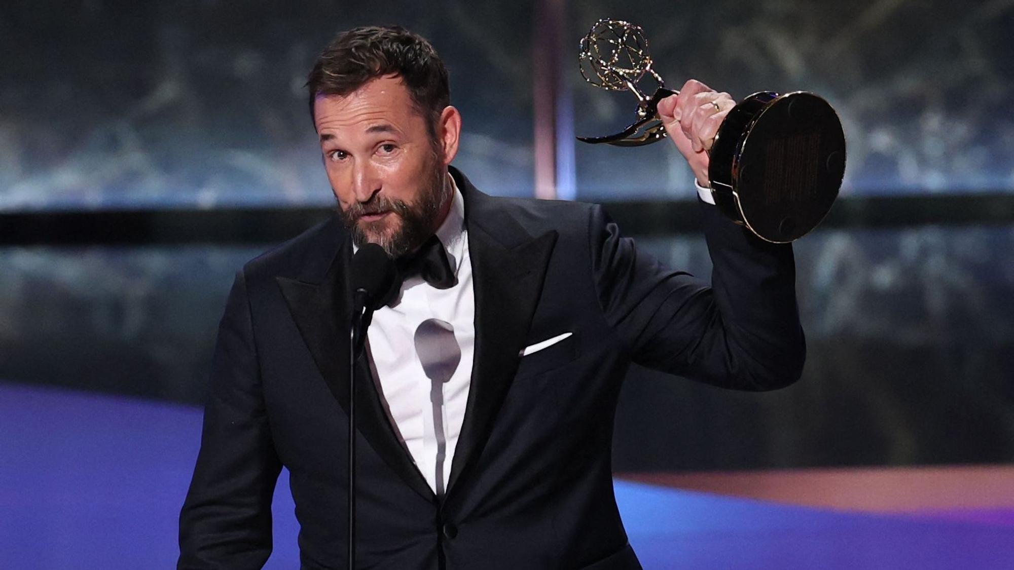 Der US-Schauspieler Noah Wyle nimmt am 14. September 2025 im Peacock Theatre im LA Live in Los Angeles bei der 77. Primetime Emmy Awards die Auszeichnung als „Herausragender Hauptdarsteller in einer Drama-Serie“ für „The Pitt“ entgegen.