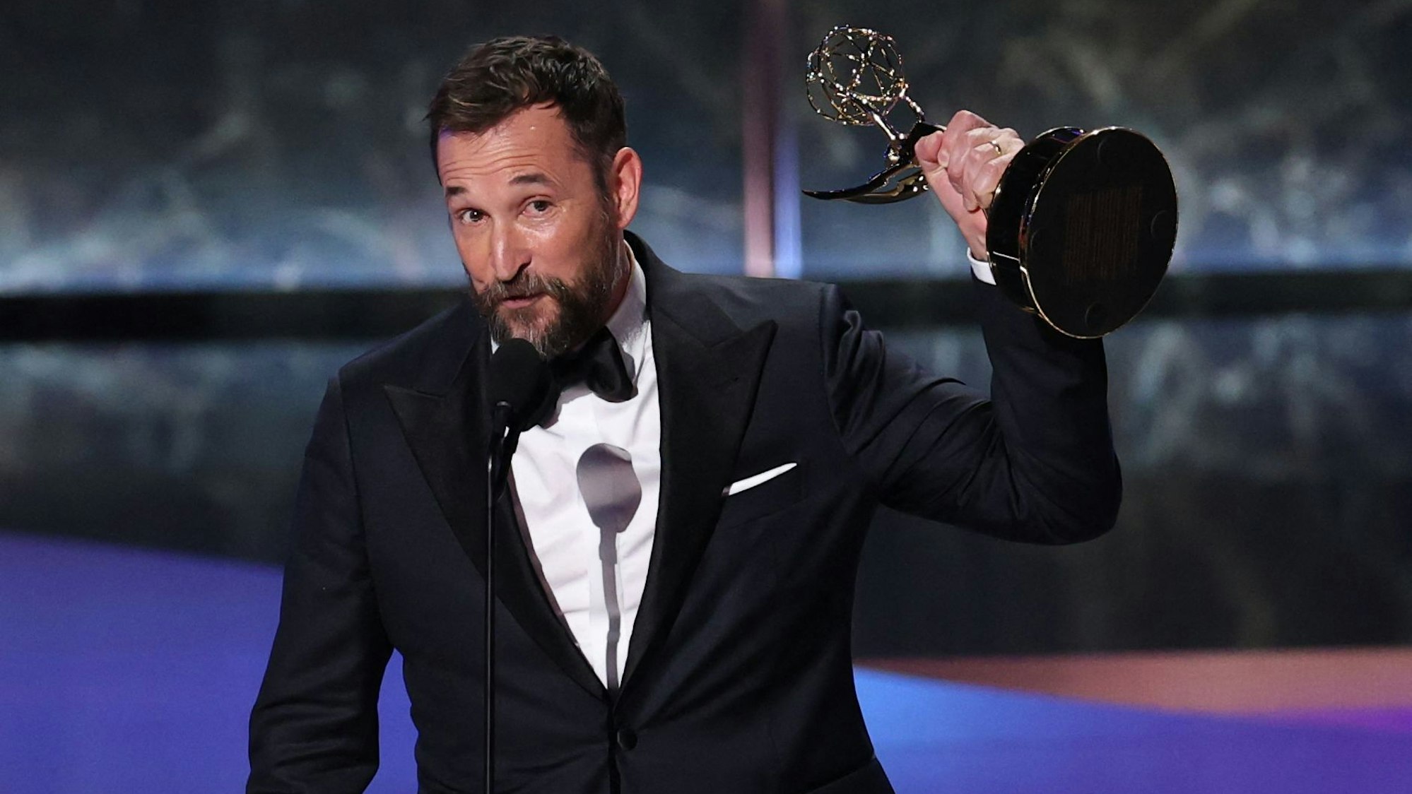 Der US-Schauspieler Noah Wyle nimmt am 14. September 2025 im Peacock Theatre im LA Live in Los Angeles bei der 77. Primetime Emmy Awards die Auszeichnung als „Herausragender Hauptdarsteller in einer Drama-Serie“ für „The Pitt“ entgegen.