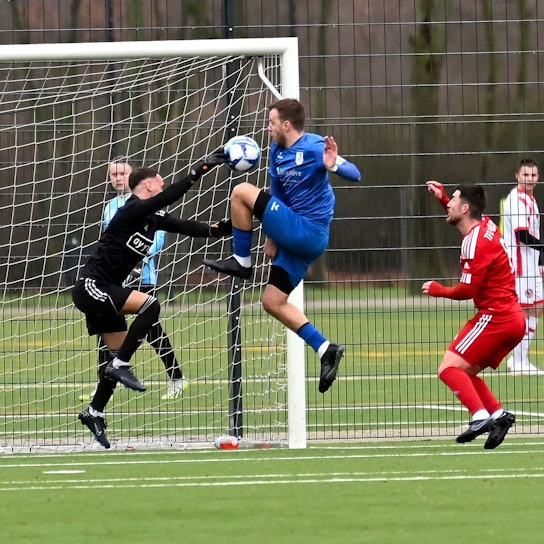 04.02.2024, Fussball-TFC Köln - Bergfried Leverkusen
links: Beytullah Akdumann (Köln)
mitte: Sven Wilk (Bergfried)
Foto: Uli Herhaus
