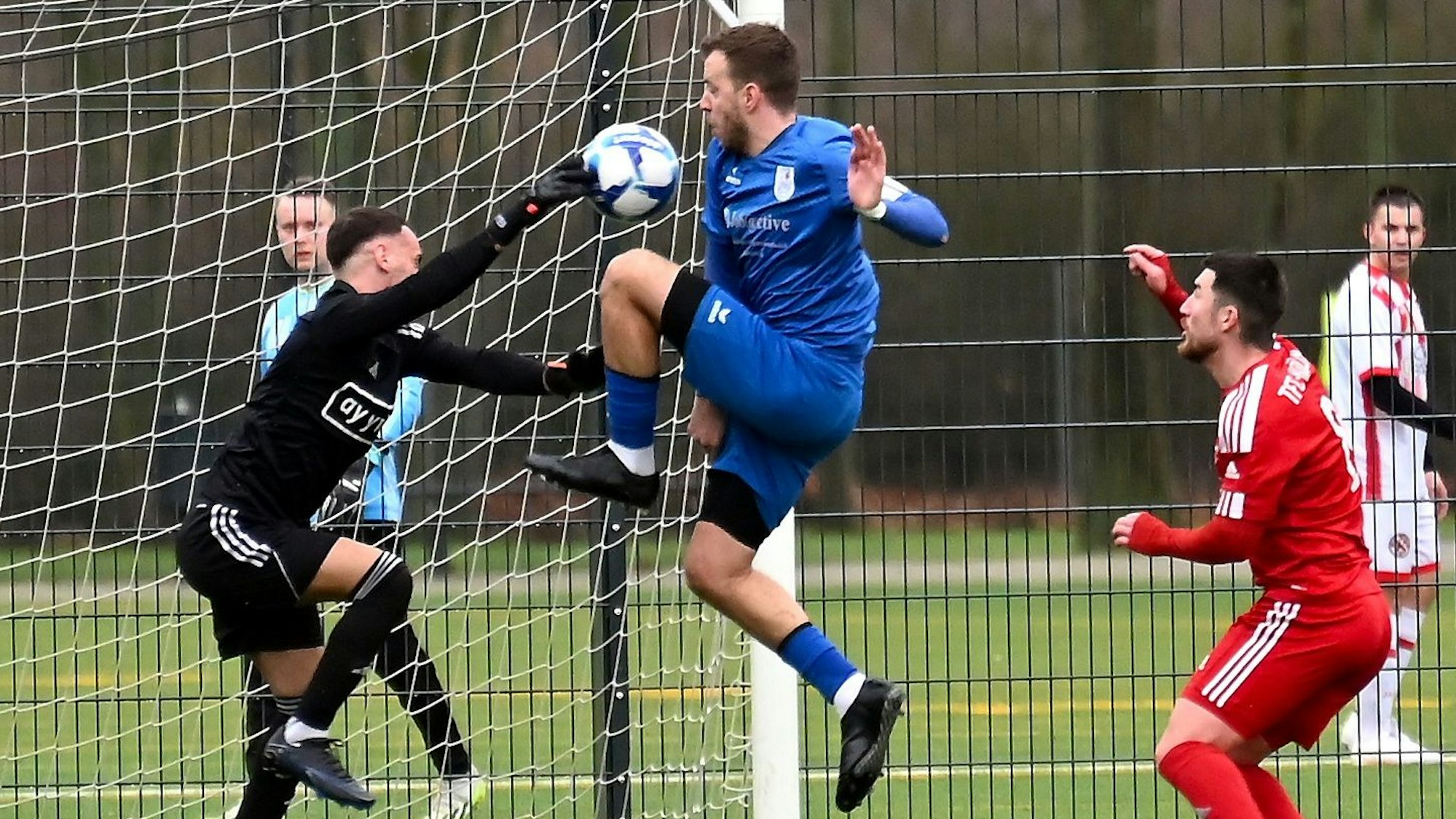 04.02.2024, Fussball-TFC Köln - Bergfried Leverkusen
links: Beytullah Akdumann (Köln)
mitte: Sven Wilk (Bergfried)
Foto: Uli Herhaus